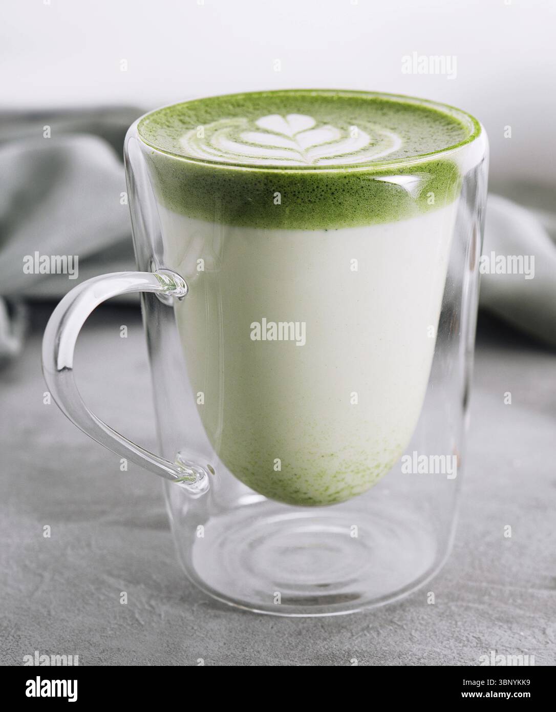 Nature morte, latte matcha vert avec pistaches en gros plan Banque D'Images