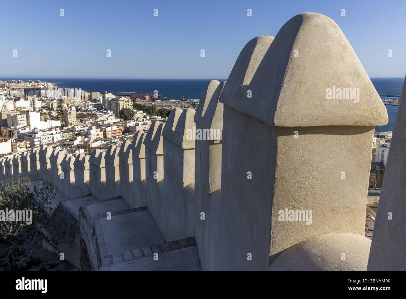 Palais maure muré en pierre Primer Recinto de la Alcazaba de Almeria du Xe siècle et vue sur le panorama de la ville, Almeria, Province d'Almer� Banque D'Images Palais maure muré en pierre Primer Recinto de la Alcazaba de Almeria du Xe siècle et vue sur le panorama de la ville, Almeria, Province d'Almer� Banque D'Images