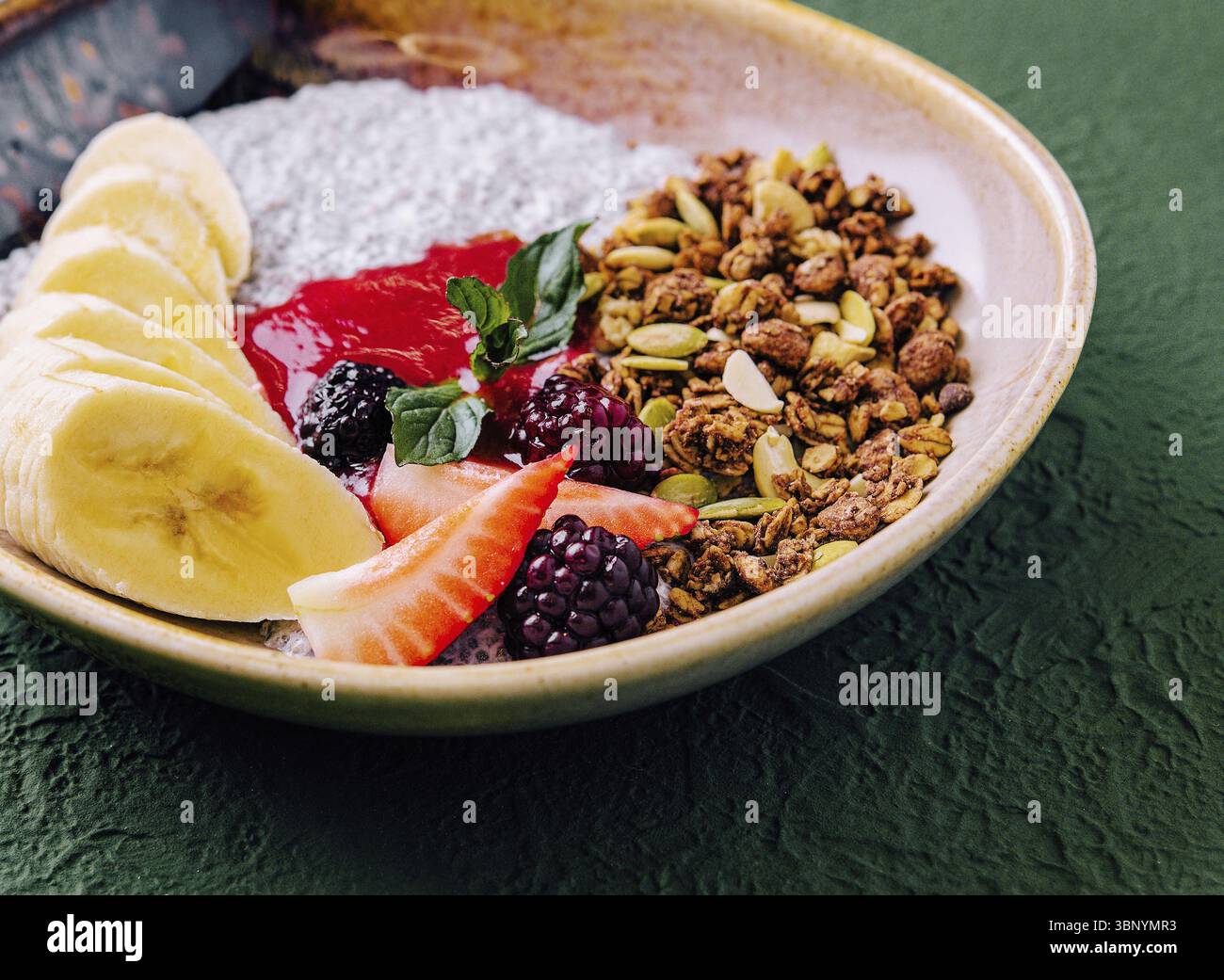 Nourriture morte-vie, bol de petit déjeuner sain de granola, yaourt et fruits Banque D'Images