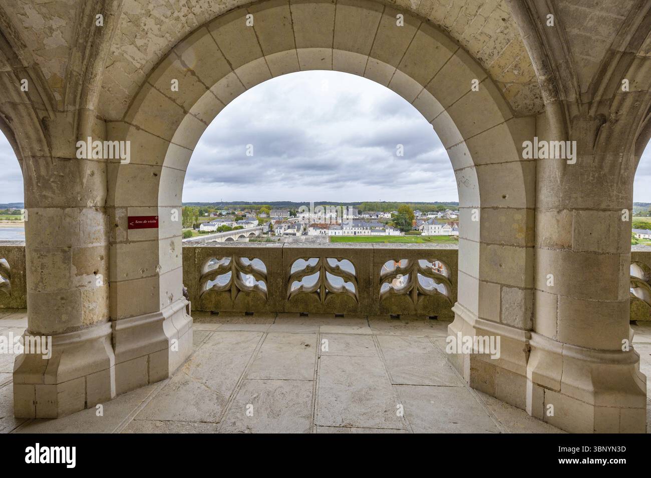 Amboise, France -16 octobre 2019 : vue depuis le Château d'Amboise sur la ville et l'ancien pont d'Amboise en France, Amboise, Frankrijk Banque D'Images Amboise, France -16 octobre 2019 : vue depuis le Château d'Amboise sur la ville et l'ancien pont d'Amboise en France, Amboise, Frankrijk Banque D'Images