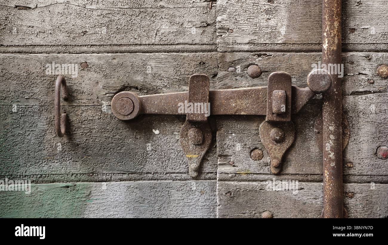 Close-up d'une vieille poignée sur une porte en bois brun Banque D'Images