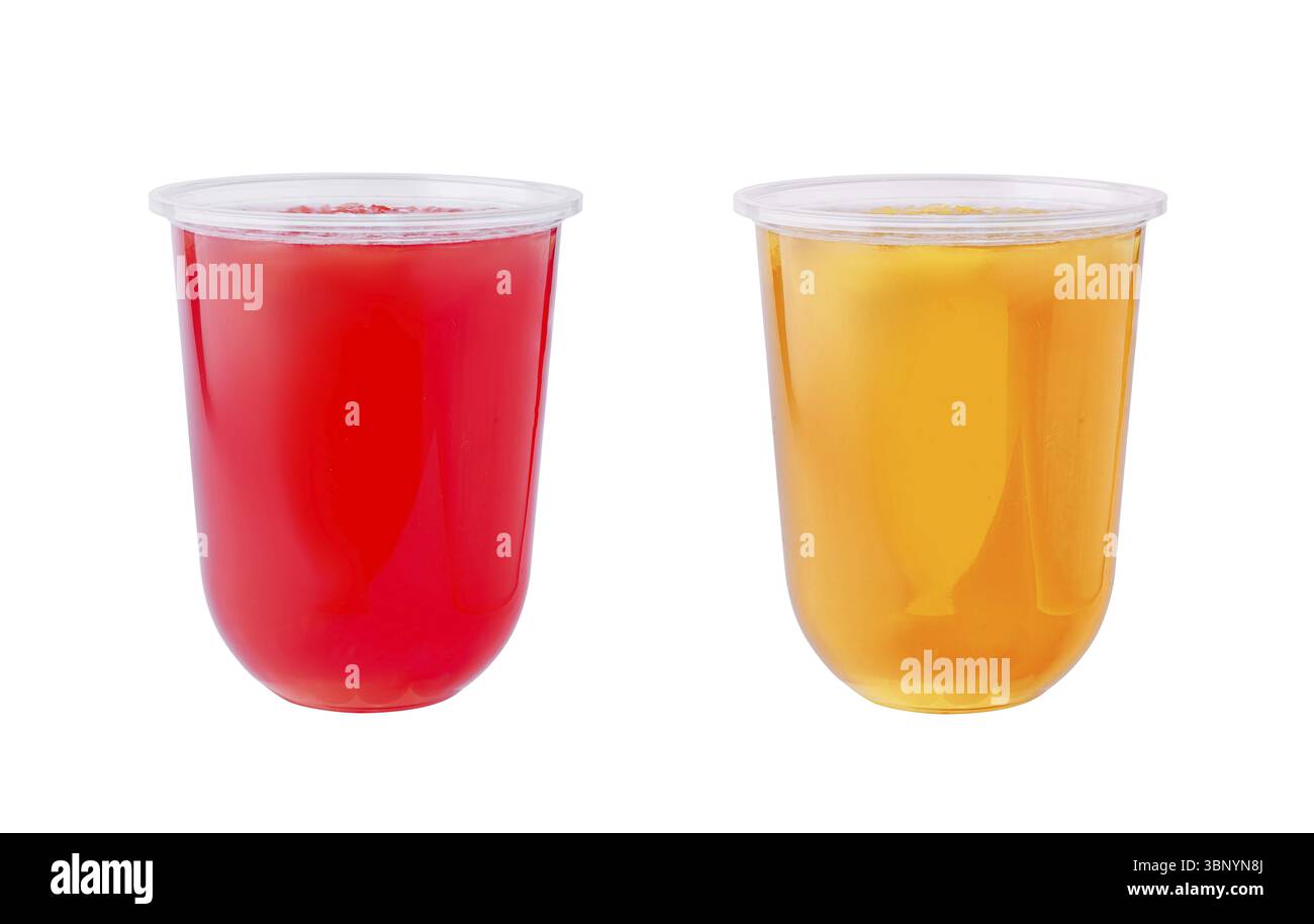 Smoothie à la fraise et à l'orange dans des gobelets en plastique isolés Banque D'Images