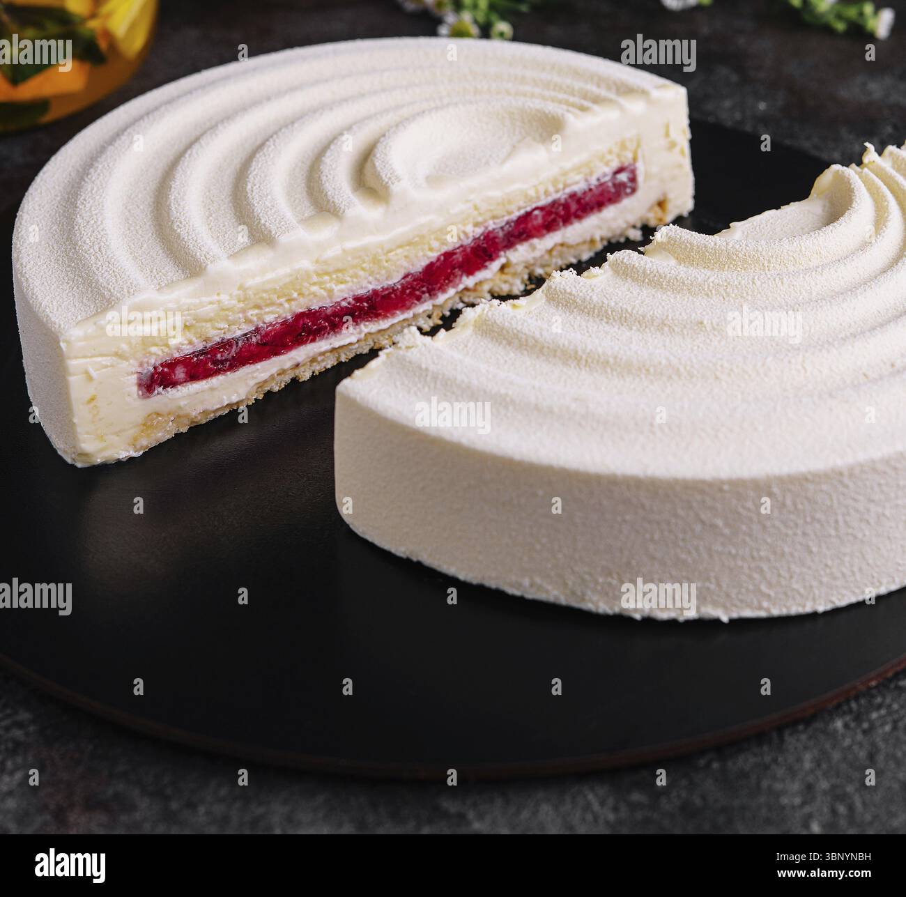 Nature morte, élégant gâteau à la mousse française recouvert de velours de chocolat blanc Banque D'Images