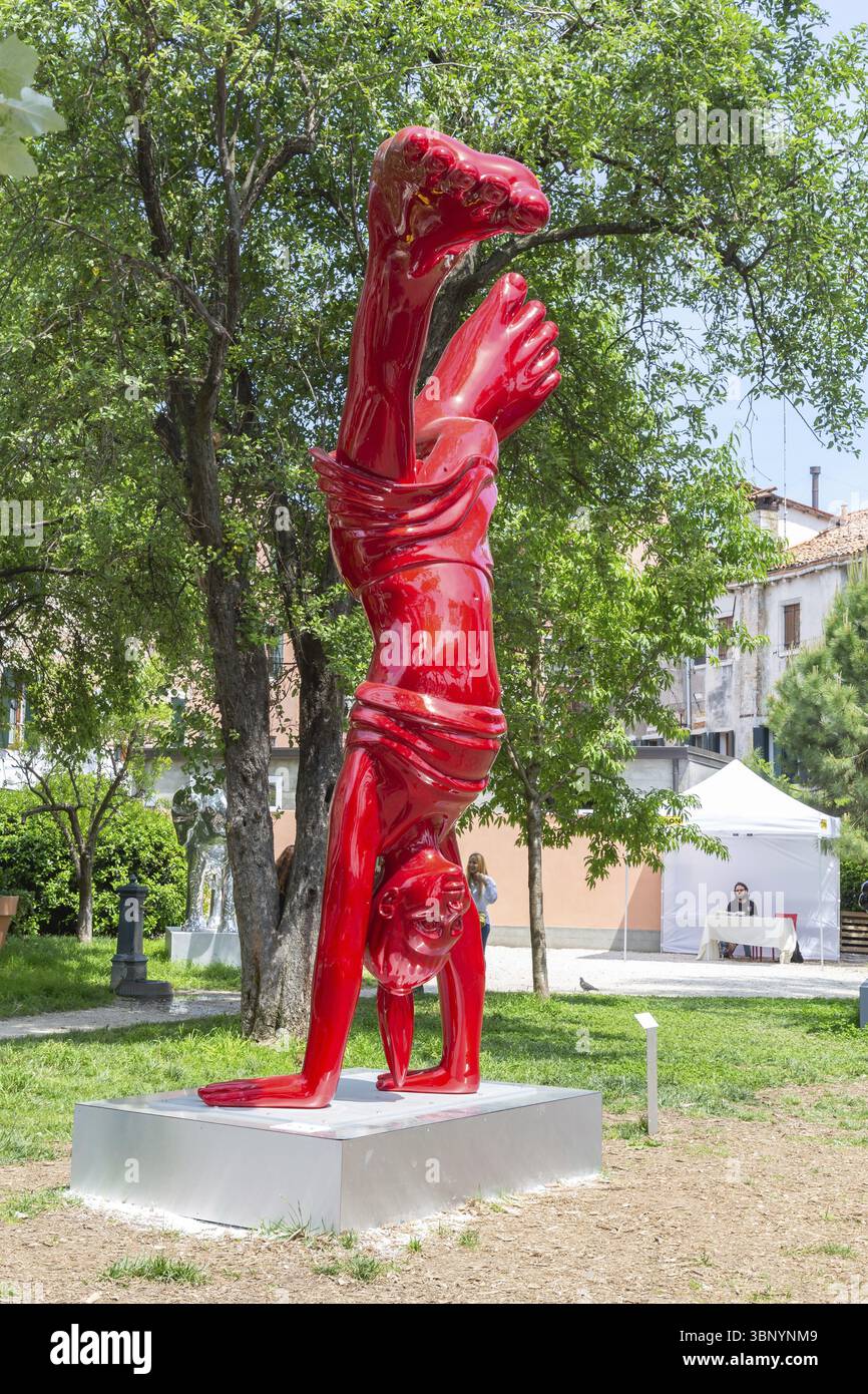 Venise Italie - 25 mai 2019 : Biennale Arte 2019 sculpture Nena par Idan Zareski à Giardini della Marinaressa, Venetie, Italie Banque D'Images