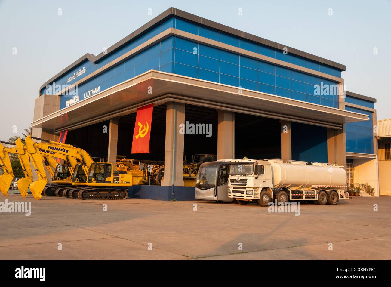 Une grande concession avec un drapeau rouge marteau et faucille suspendu. Le drapeau communiste laotien a été adopté en 1975 sous le gouvernement communiste. Laos a Banque D'Images