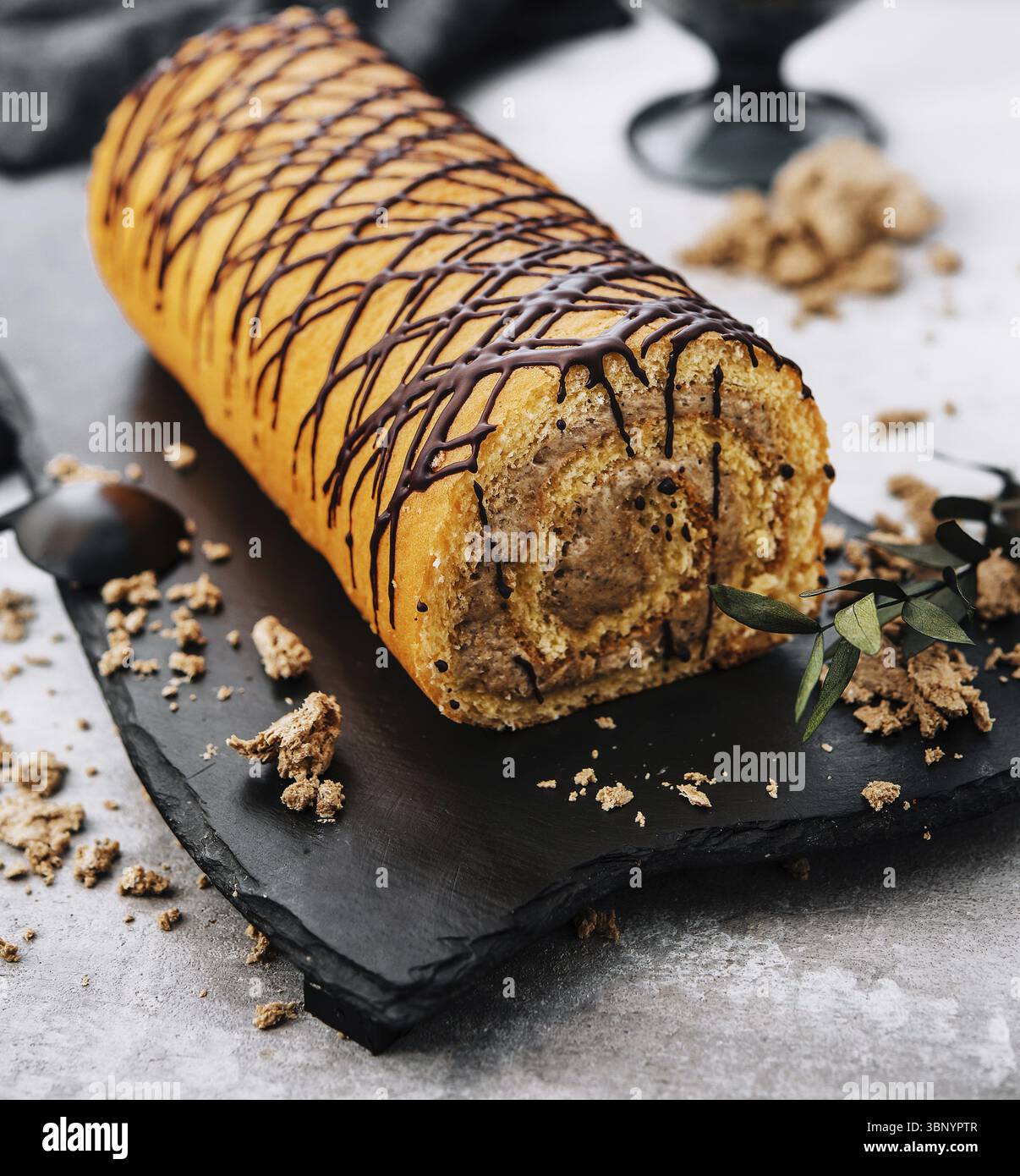 Nature morte, rouleau dessert avec halva sur une assiette Banque D'Images