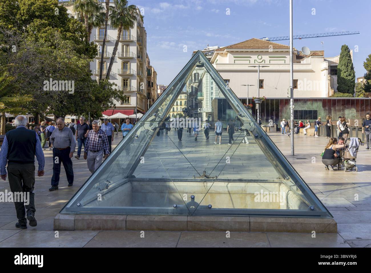 Piramide de cristal dans la zone piétonne C Alcazabilla, dans le centre de la vieille ville, Malaga, Andalousie, Espagne, Europe Banque D'Images