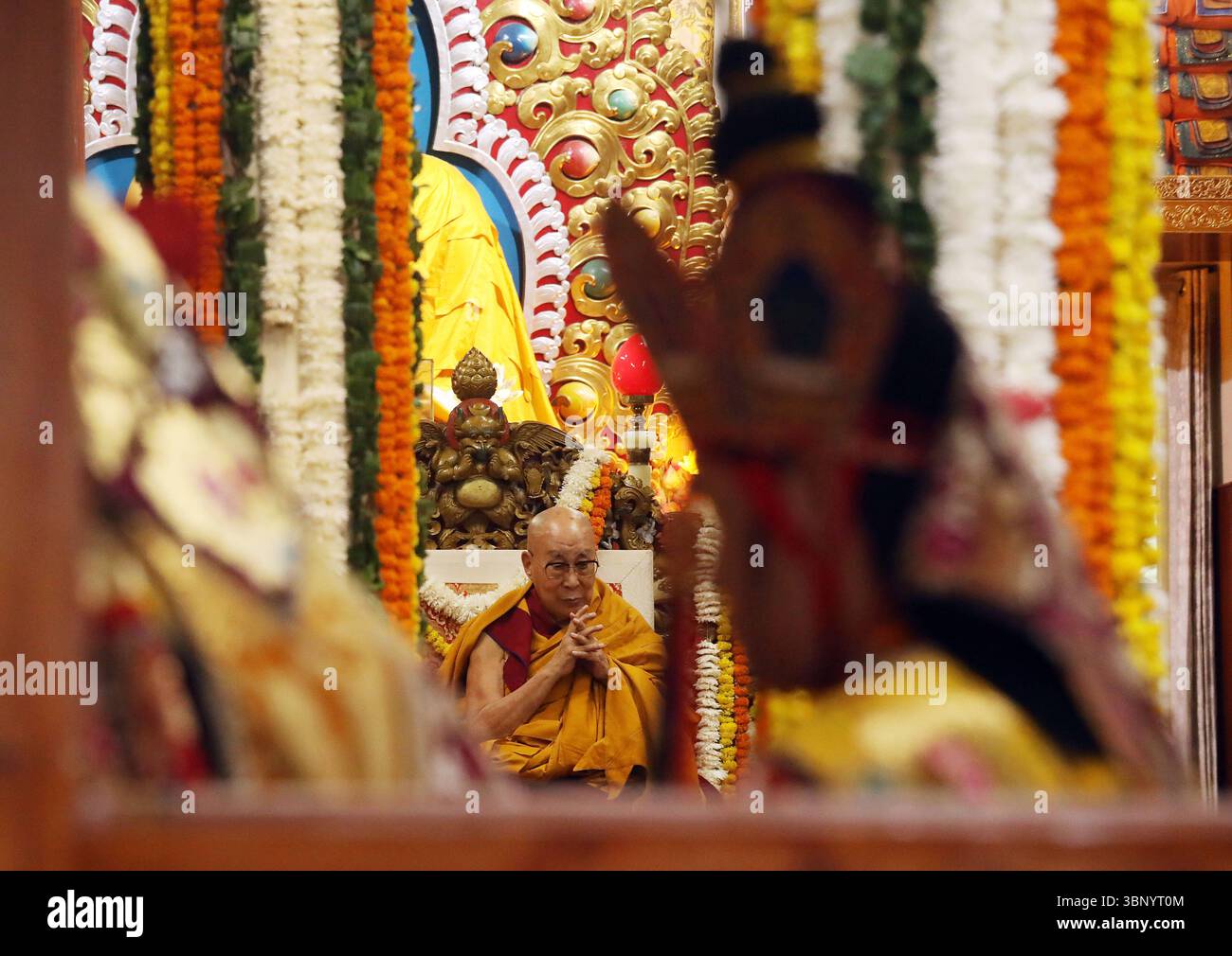 Célébrations de l'anniversaire de naissance du Dalaï Lama, à Dharamshala, Inde Chef spirituel tibétain le Dalaï Lama assiste à une cérémonie de prière de longue durée pour lui la veille de son 90e anniversaire de naissance au temple tibétain principal de Tsuglagkhang, à McLeod Ganj, près de Dharamshala, en Inde, le 05 juillet 2025. Le 14e Dalaï-lama, le 2 juillet 2025, a réaffirmé que la lignée sacrée des Dalaï-lamas perdurera. Déclarant sans équivoque que l'institution se poursuivra au-delà de sa vie, le chef spirituel tibétain a confié la responsabilité d'identifier son successeur au Gaden Phodrang Banque D'Images
