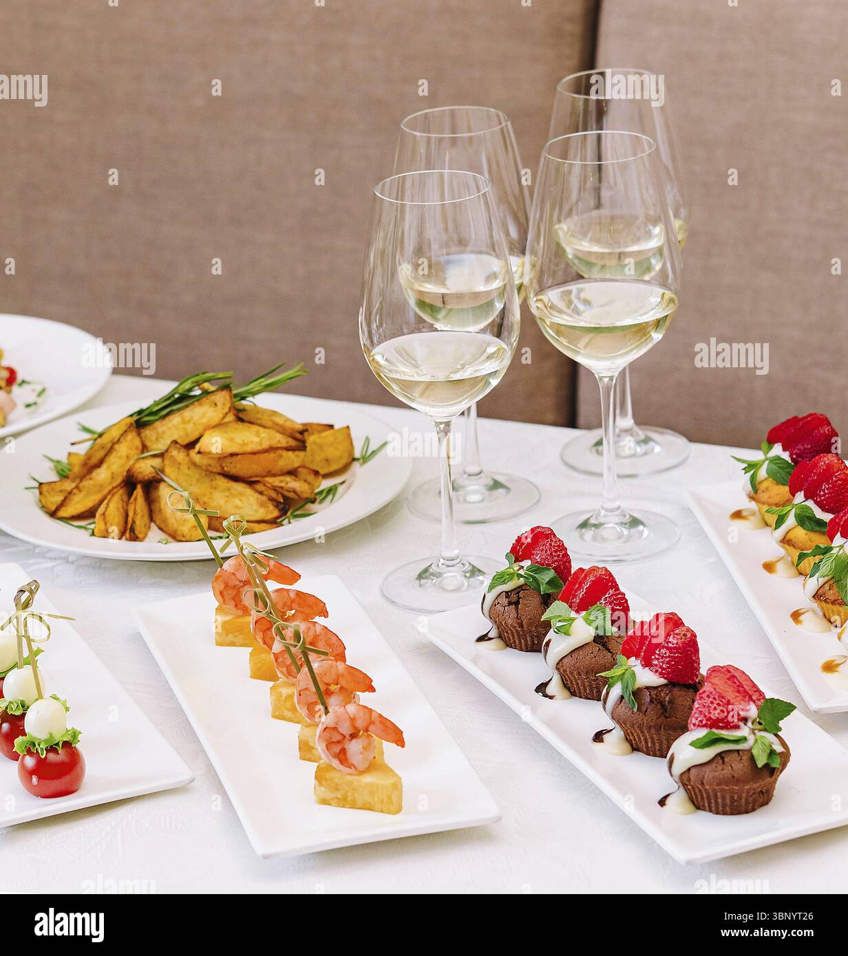 Table avec différentes collations gastronomiques pour le vin blanc Banque D'Images