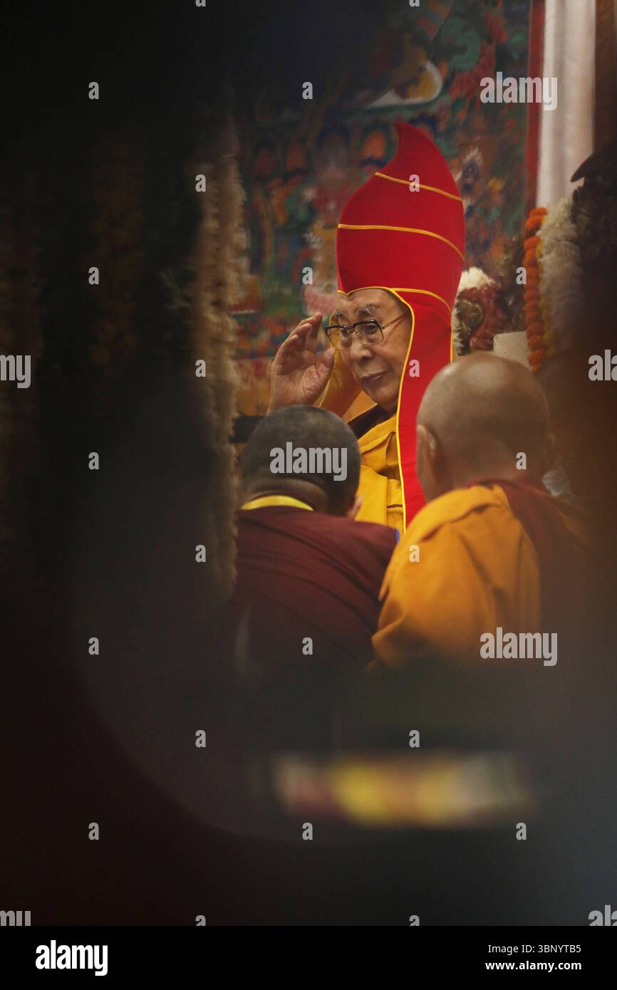 Célébrations de l'anniversaire de naissance du Dalaï Lama, à Dharamshala, Inde Chef spirituel tibétain le Dalaï Lama assiste à une cérémonie de prière de longue durée pour lui la veille de son 90e anniversaire de naissance au temple tibétain principal de Tsuglagkhang, à McLeod Ganj, près de Dharamshala, en Inde, le 05 juillet 2025. Le 14e Dalaï-lama, le 2 juillet 2025, a réaffirmé que la lignée sacrée des Dalaï-lamas perdurera. Déclarant sans équivoque que l'institution se poursuivra au-delà de sa vie, le chef spirituel tibétain a confié la responsabilité d'identifier son successeur au Gaden Phodrang Banque D'Images
