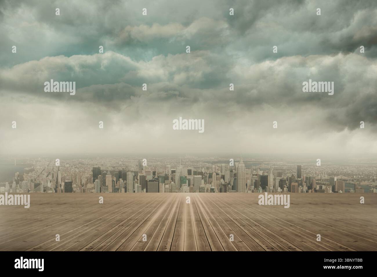 Conception plate montrant une terrasse en bois menant vers des gratte-ciels lointains sous des nuages superposés Banque D'Images