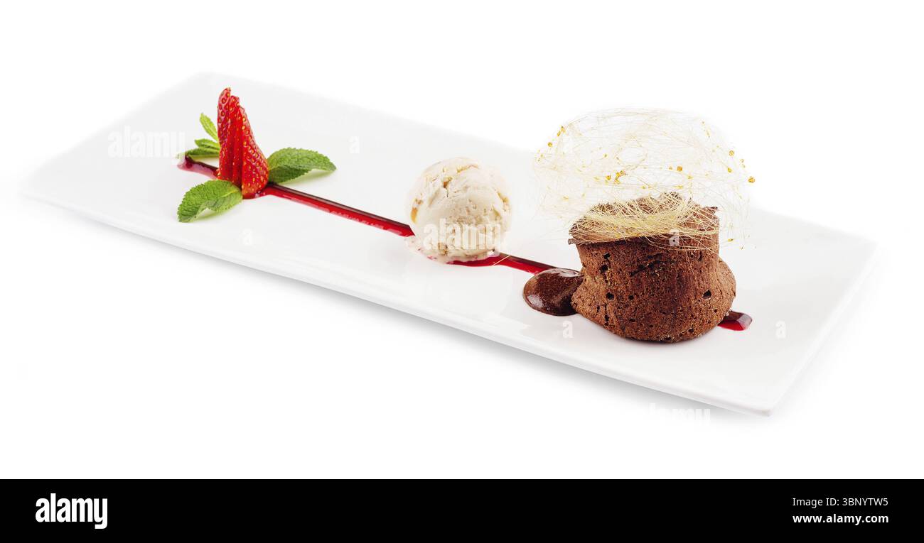 Nature morte, volcan chocolat avec glace à la vanille et fraise Banque D'Images