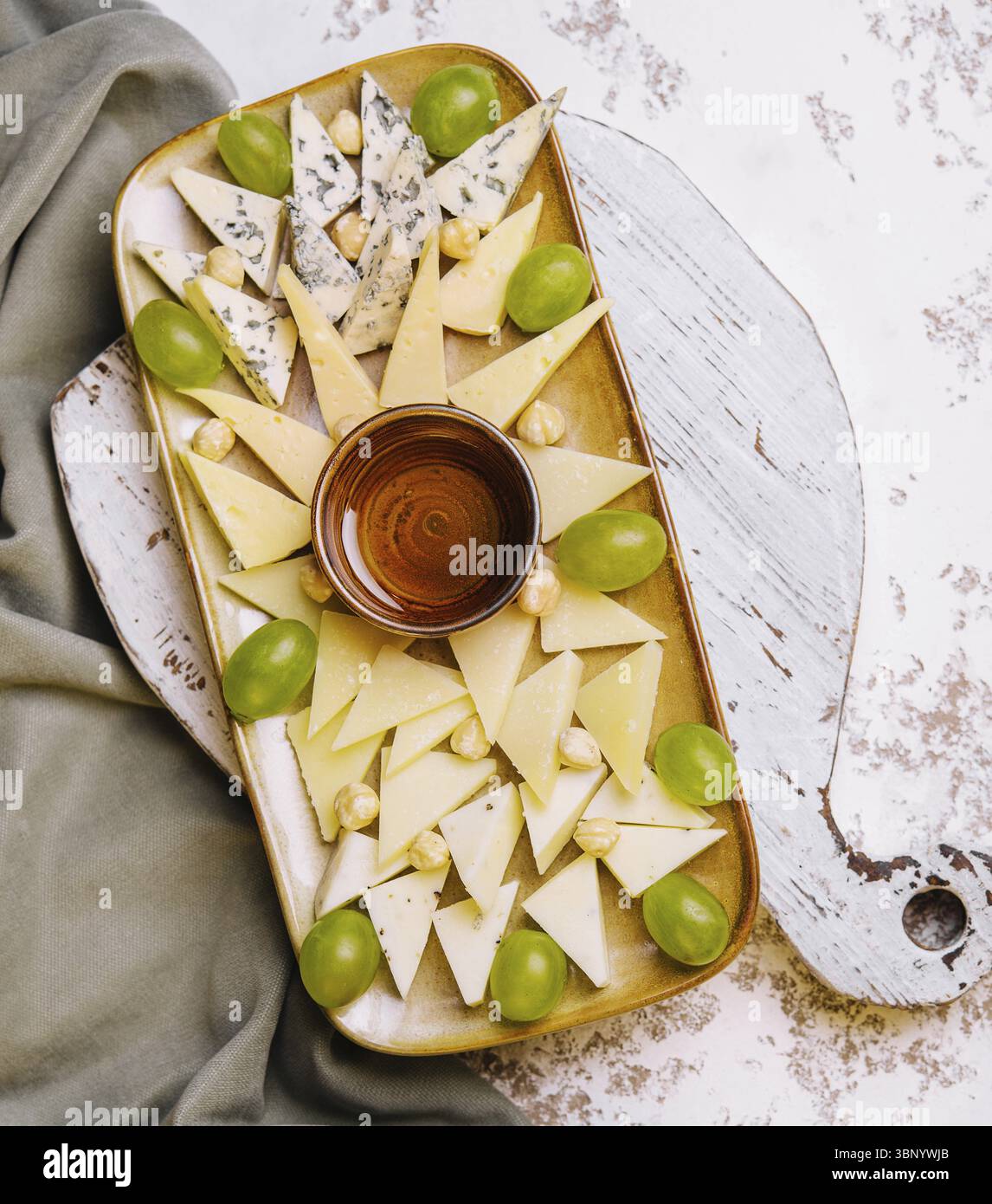 Nature morte, assiette de fromage. délicieux mélange de fromage sur assiette Banque D'Images