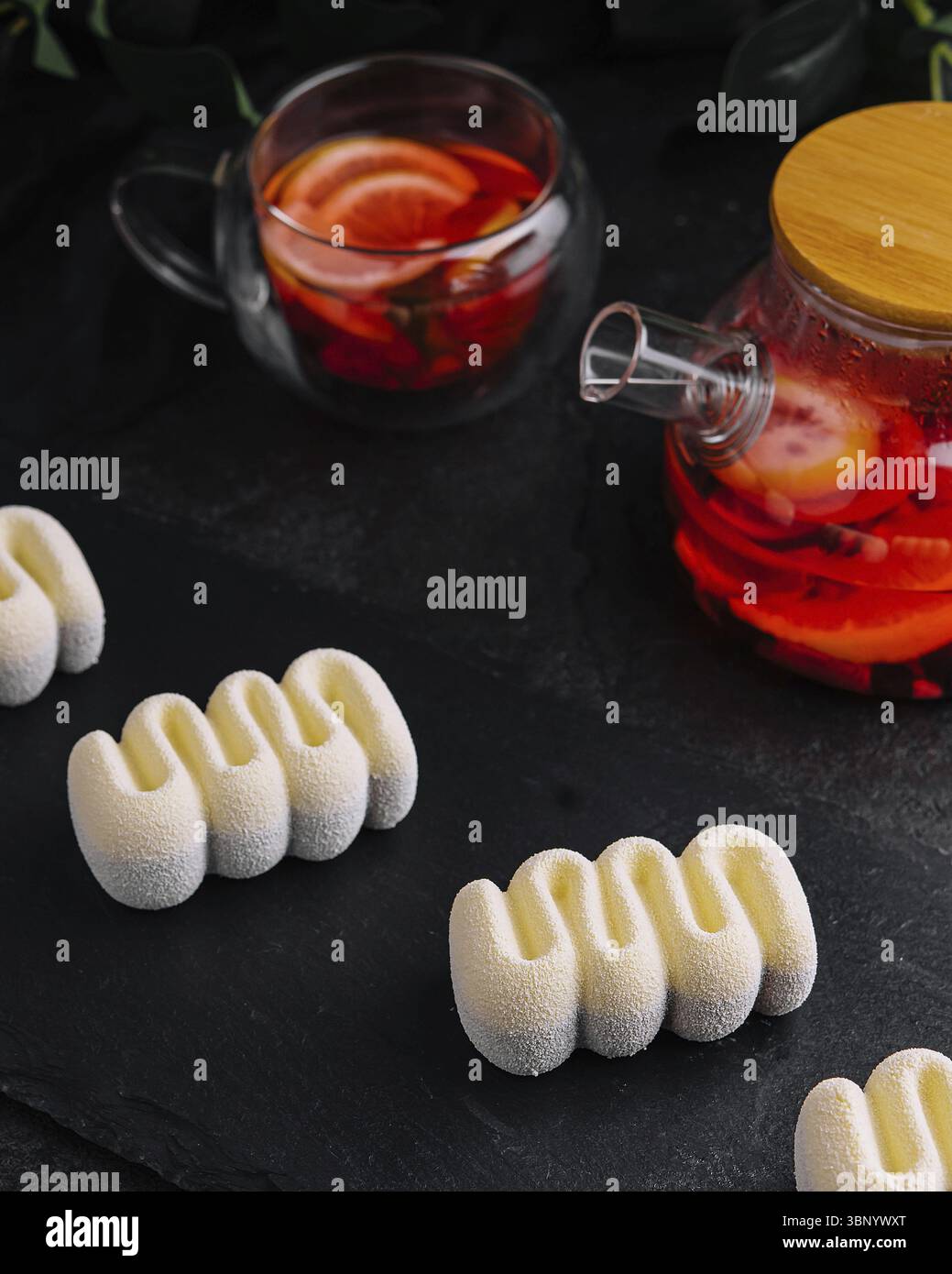 Nature morte, trois chocolats contemporains gâteaux moussés sur pierre Banque D'Images