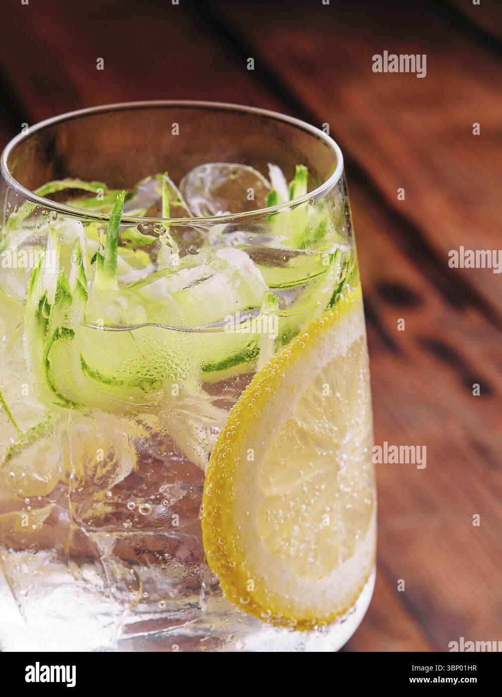 Nourriture morte-vie, cocktails rafraîchissants d'été sans alcool avec citron et concombre Banque D'Images