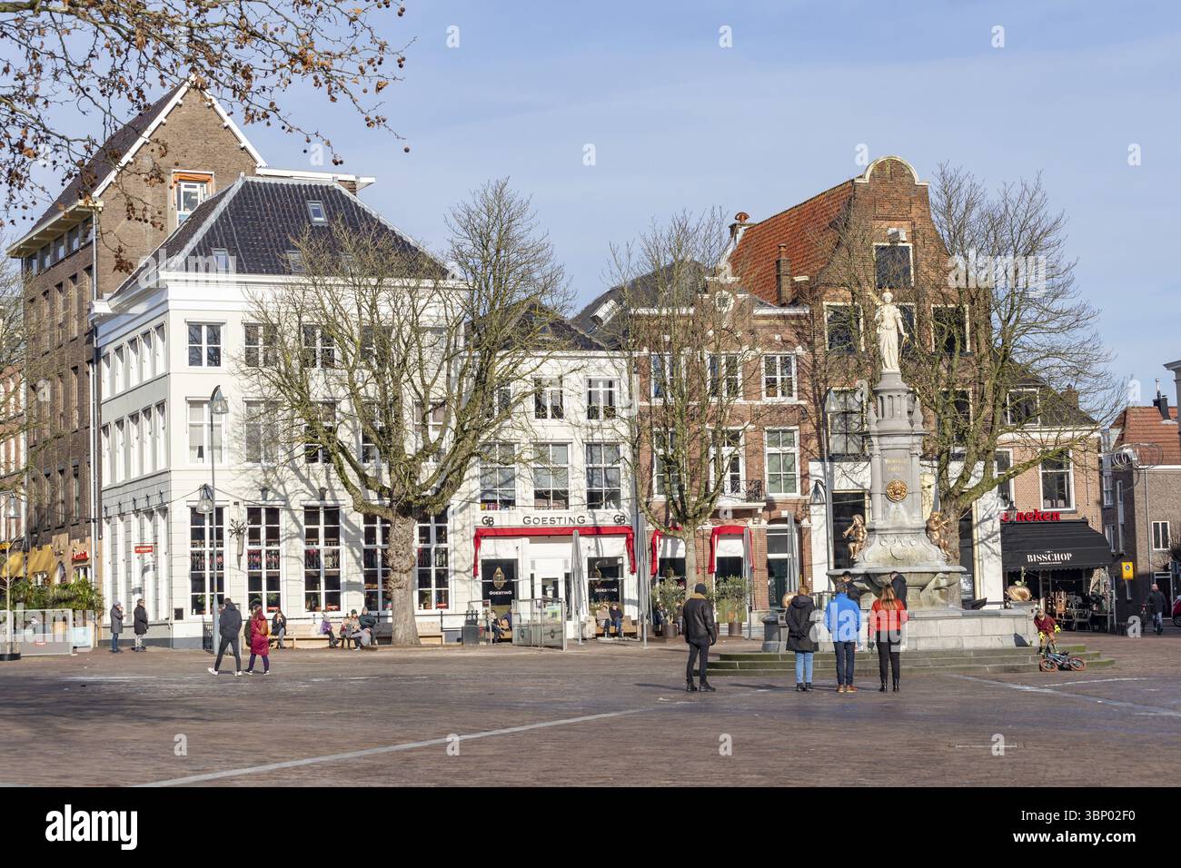 Deventer, pays-Bas - 31 janvier 2021 : vue panoramique du centre-ville du marché central avec fontaine historique de Wilhelmina dans la ville de Deventer à Overijssel, Net Banque D'Images