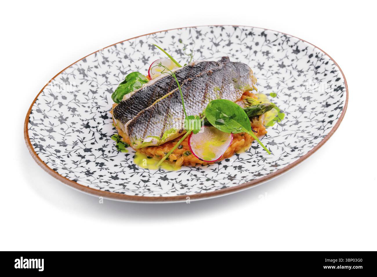 Nature morte, poisson grillé à la sauce pesto sur riz nappé Banque D'Images