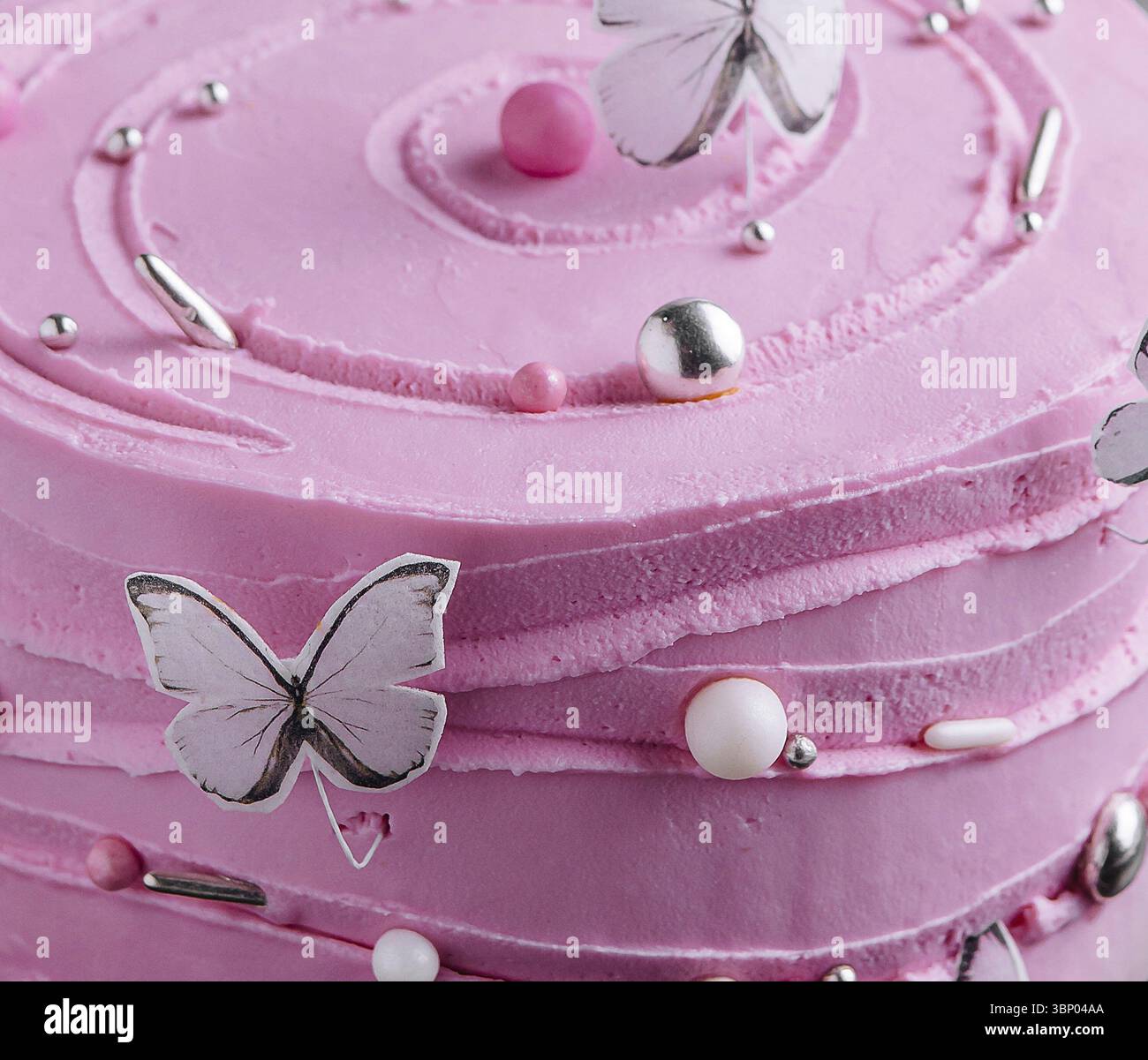 Nourriture morte-vie, décoration de gâteau rose sous forme de papillons Banque D'Images