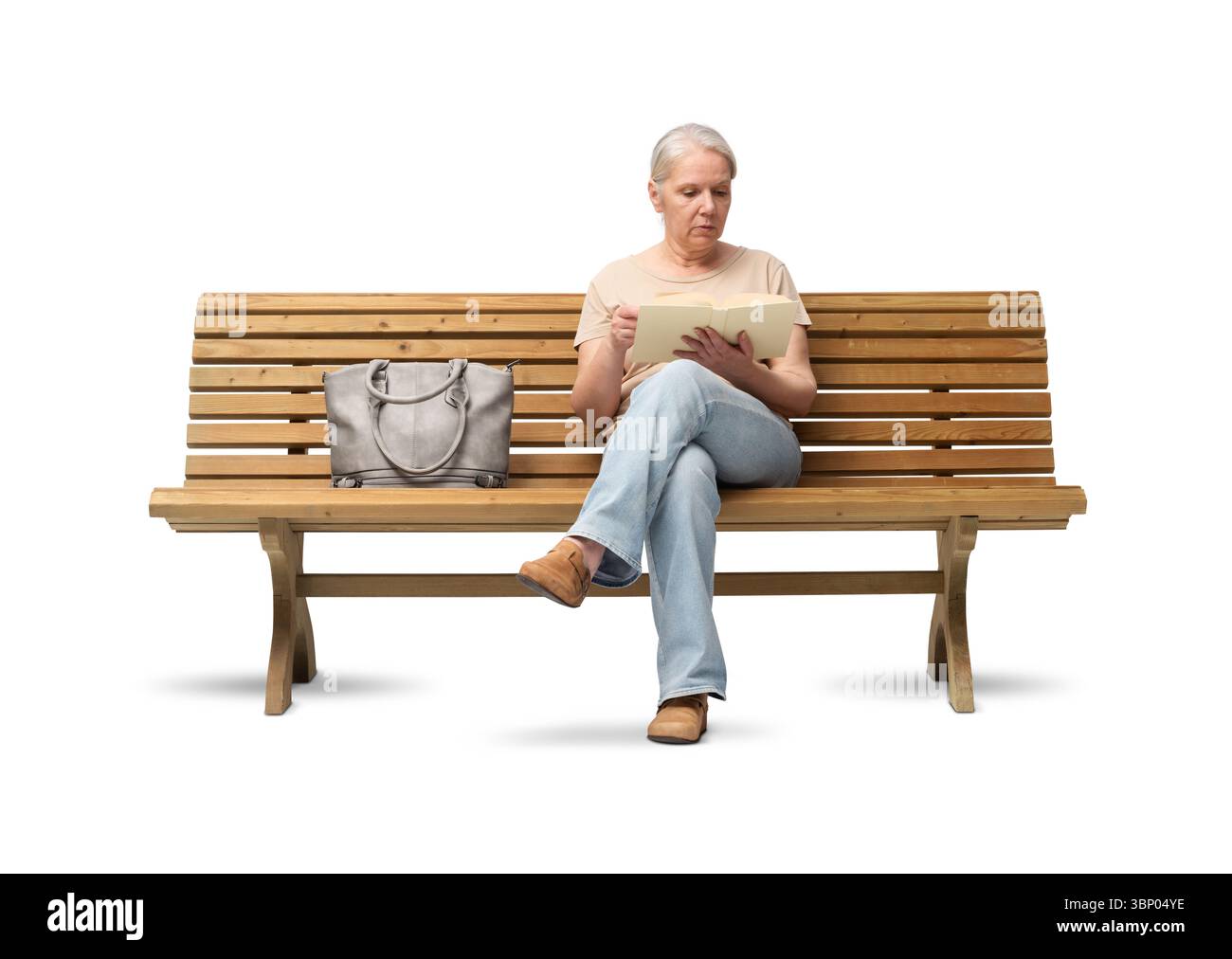 Femme mature dans ses 50 ans assis sur un banc en bois, lisant un livre. Studio shot isolé sur fond blanc. Elle est habillée de façon décontractée Banque D'Images