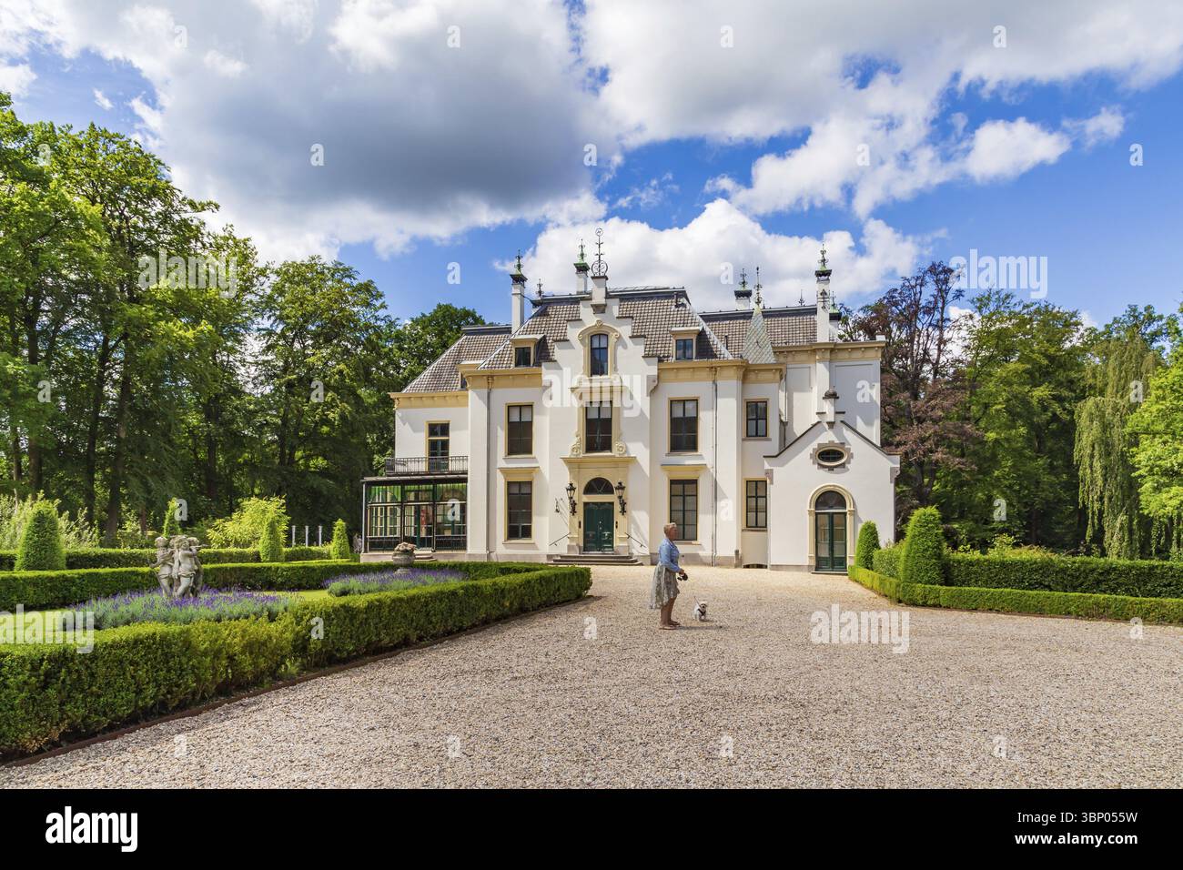 Ermelo, Gueldre, pays-Bas - 15 juillet 2020 : Château et domaine Staverden. Manoir blanc et jardins et lieu pour les fêtes et les événements Banque D'Images