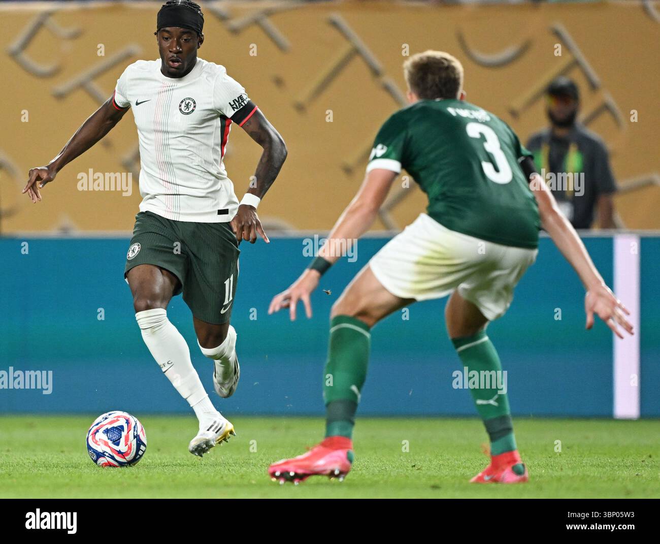 Philadelphie, États-Unis. 4 juillet 2025. Noni Madueke (G), de Chelsea, se lance en quarts de finale entre Palmeiras, du Brésil, et Chelsea, de l'Angleterre, lors de la Coupe du monde des clubs de la FIFA 2025 à Philadelphie, aux États-Unis, le 4 juillet 2025. Crédit : Li Rui/Xinhua/Alamy Live News Banque D'Images