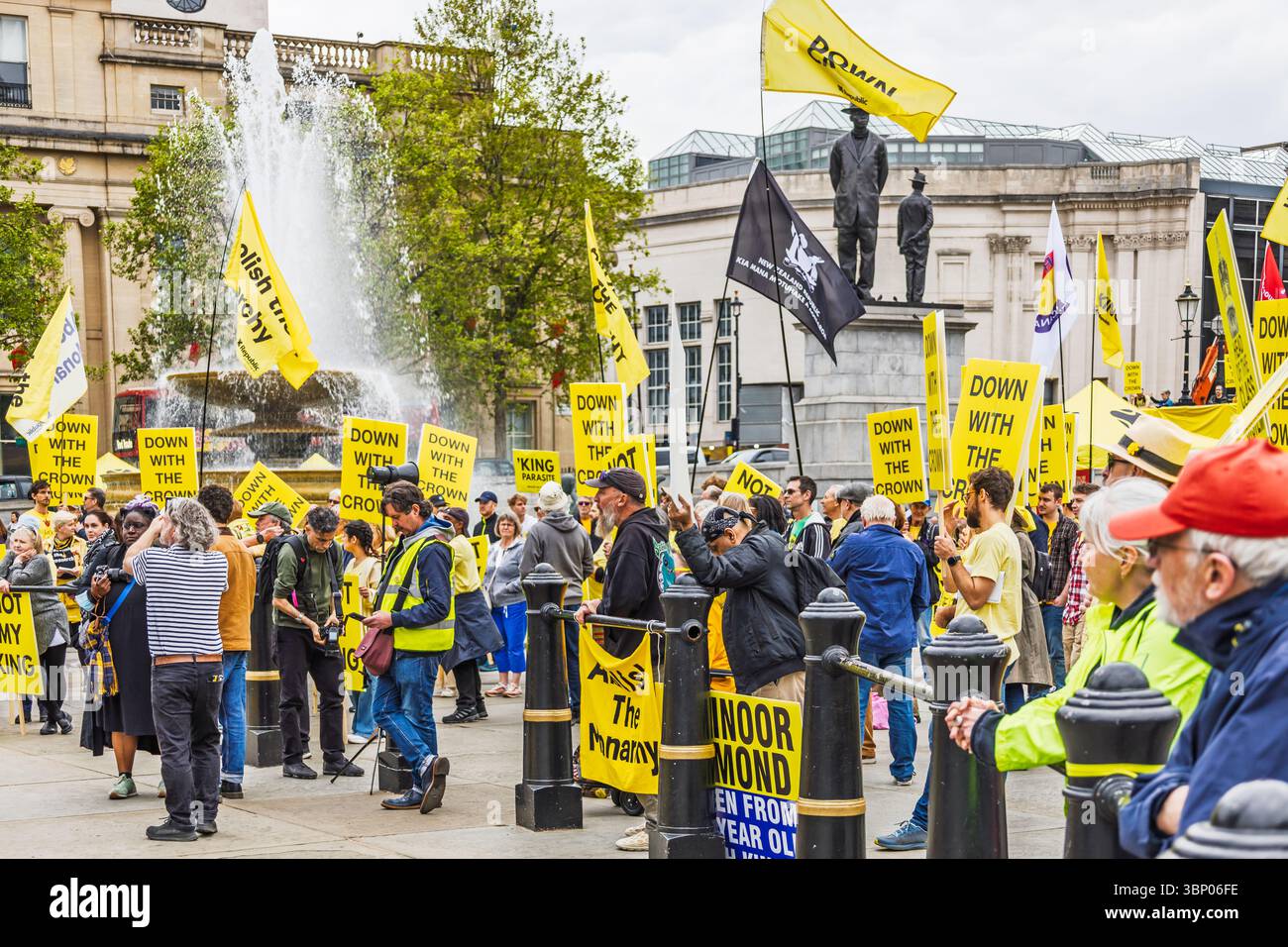 Une manifestation de masse contre la monarchie remplit Trafalgar Square. Londres, Royaume-Uni, 5 mai 2024 Banque D'Images