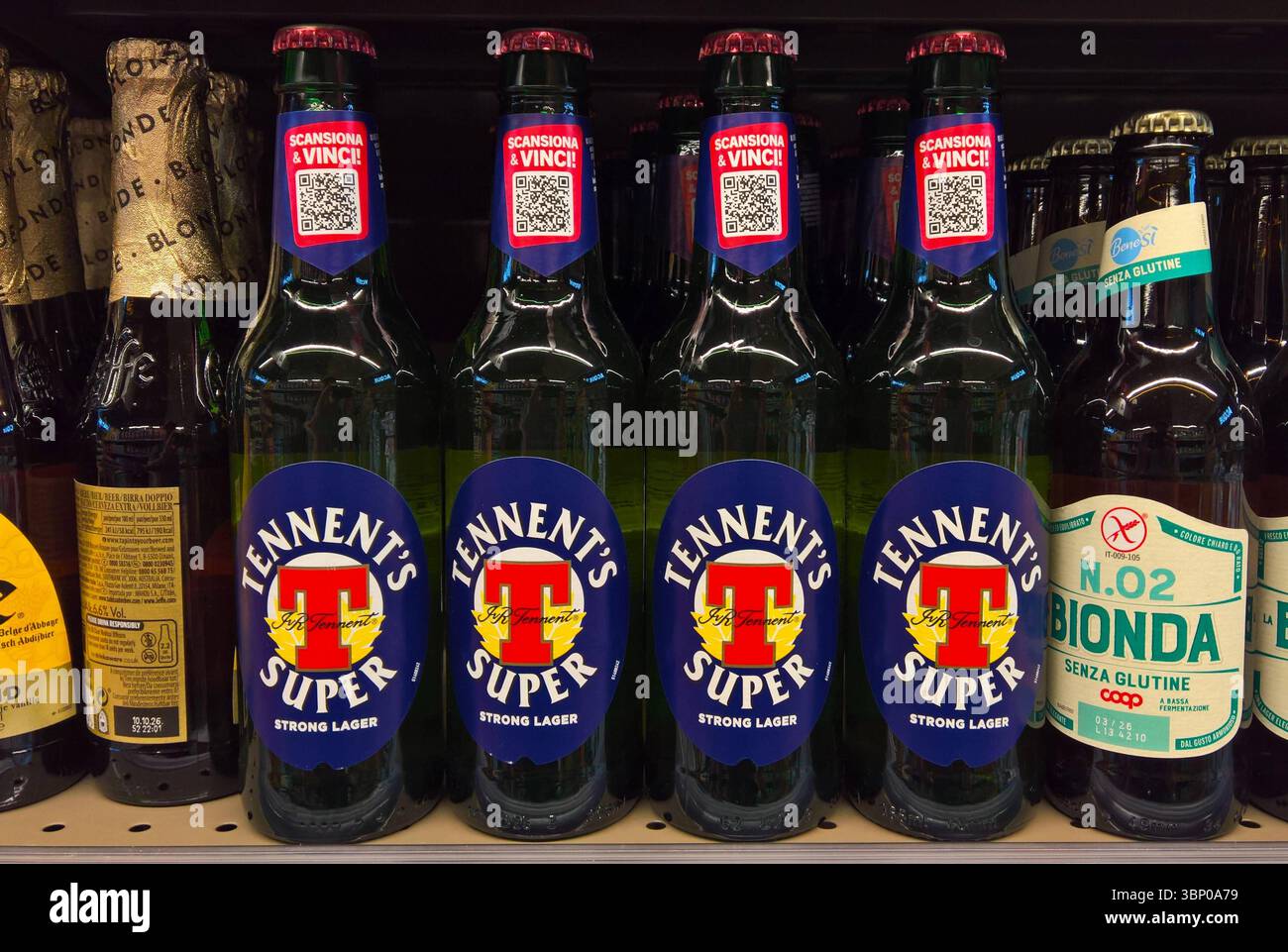 Tennent Super ist ein strong Lager Bier aus Schottland. Tennents ist eine Biermarke, die vor allem für ihr Lagerbier bekannt ist. Gebraut wird es in der Wellpark Brewery à Glasgow *** Tennent Super est une bière lager forte d'Écosse Tennents est une marque de bière qui est principalement connue pour sa bière lager qu'elle est brassée dans la brasserie Wellpark à Glasgow Banque D'Images