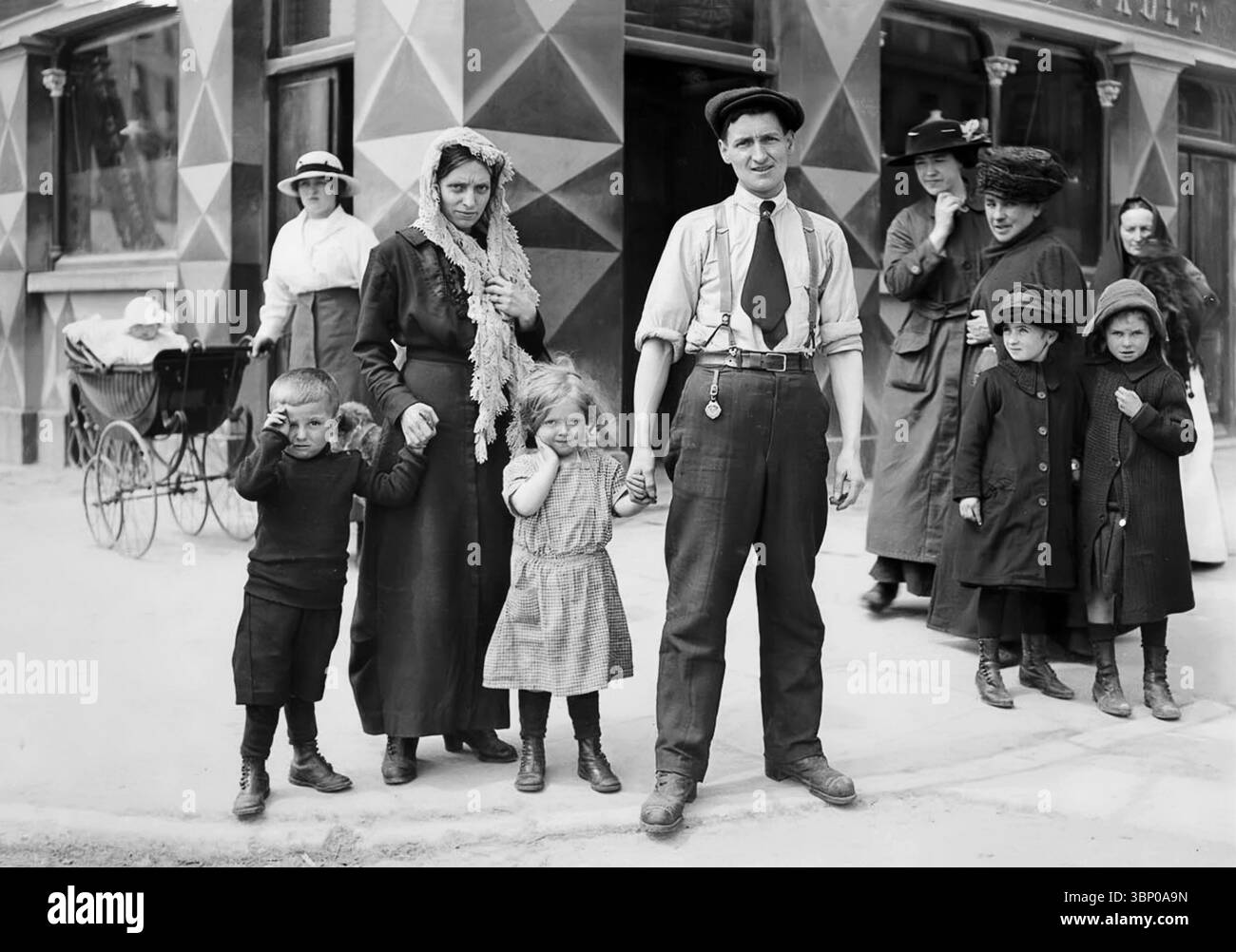 Portrait de la famille Riley, survivants du naufrage du RMS Lusitania, à Cobh (alors Queenstown), comté de Cork, Irlande. 1915. Le paquebot a été coulé à sa 202e traversée transatlantique, le 7 mai 1915, par le sous-marin allemand U-20, à 18 km au large de l'Old Head de Kinsale (Irlande) ; 1 197 passagers, membres d'équipage et passagers clandestins ont perdu la vie. Banque D'Images