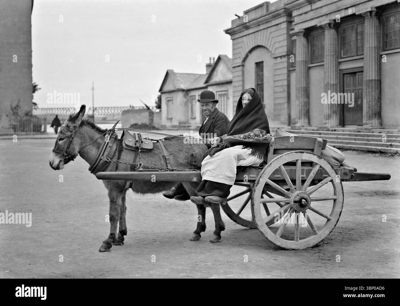Photographie de la fin du XIXe siècle d'une charrette à âne, un mode de transport traditionnel par le Town Hall Theatre, à Galway City, en Irlande. Banque D'Images