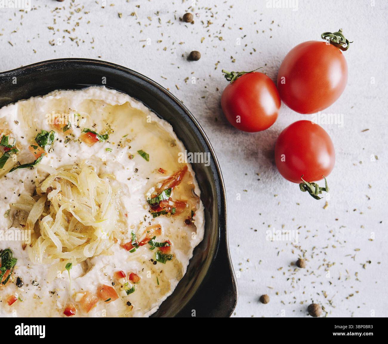 Nature morte alimentaire, fava taditionnelle à l'huile d'olive et aux tomates Banque D'Images