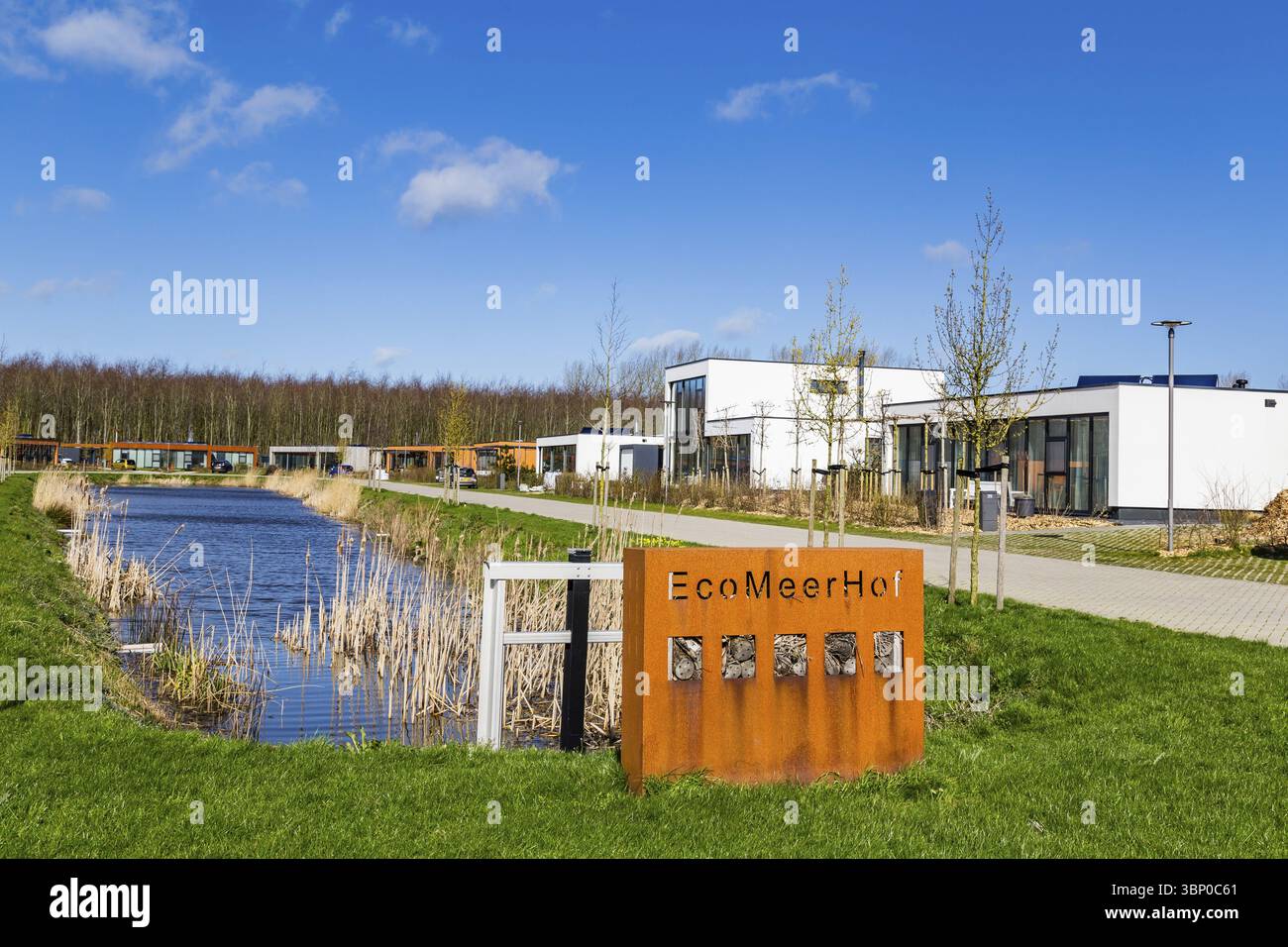 Almere, pays-Bas, 12 mars 2020 : Ecomeerhof dans le destrict écologique Oosterwold à Almere avec 30 maisons économes en énergie Banque D'Images Almere, pays-Bas, 12 mars 2020 : Ecomeerhof dans le destrict écologique Oosterwold à Almere avec 30 maisons économes en énergie Banque D'Images