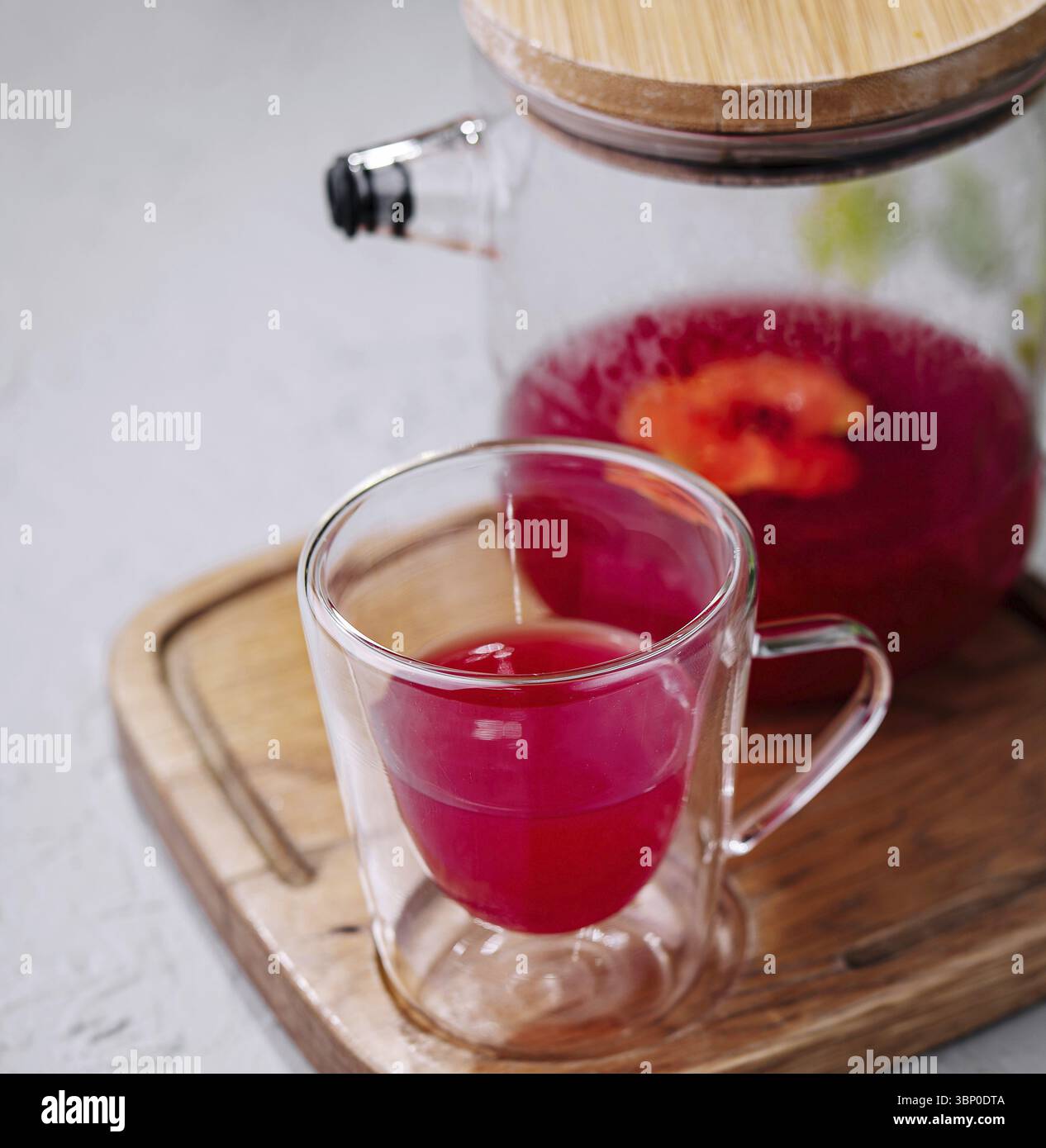 Thé à la framboise en pichet et verre Banque D'Images