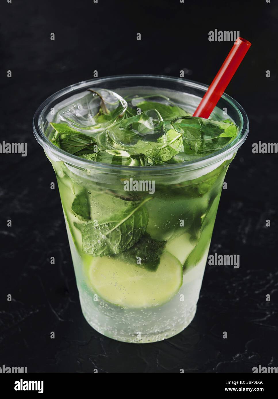 Nourriture morte-vie, cocktail Mojito dans un verre en plastique avec un tube Banque D'Images