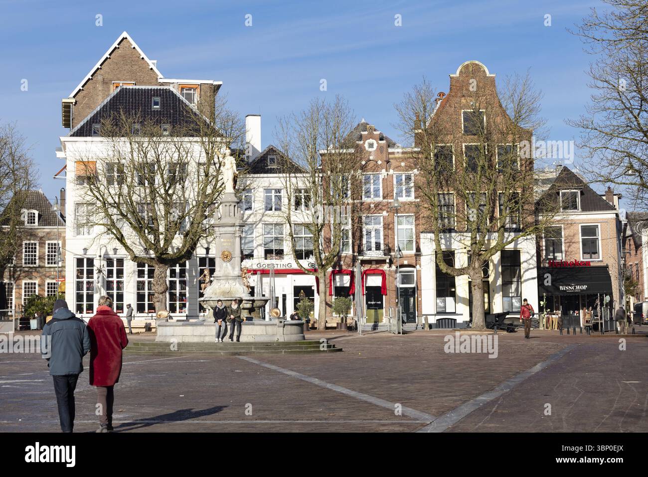 Deventer, pays-Bas - 31 janvier 2021 : vue panoramique du centre-ville du marché central avec fontaine historique de Wilhelmina dans la ville de Deventer à Overijssel, Net Banque D'Images