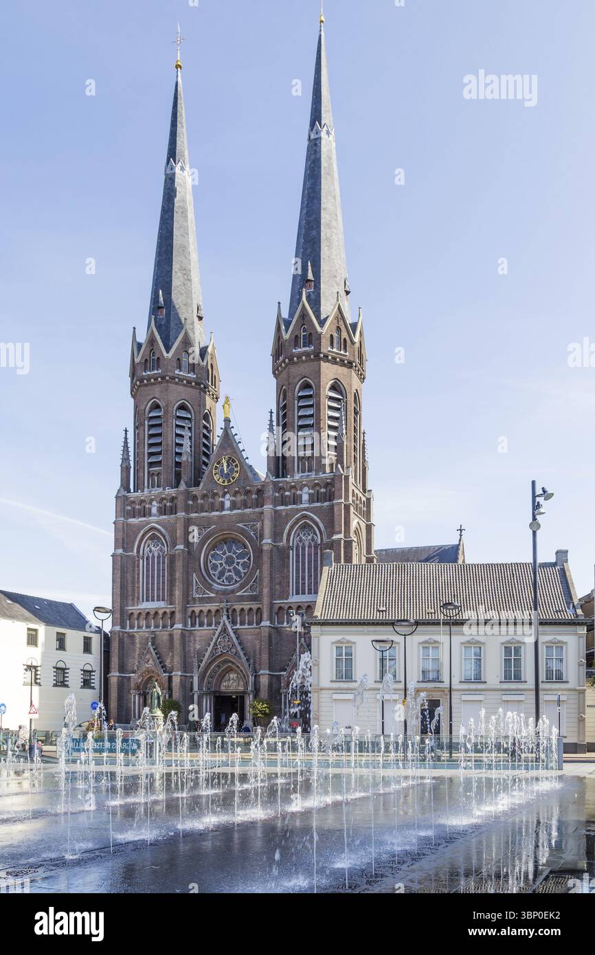 Tilburg pays-Bas - 10 septembre 2019 : Eglise Saint Joseph avec fontaines d'eau en face dans le centre historique de Tilburg dans le Brabant pays-Bas Banque D'Images