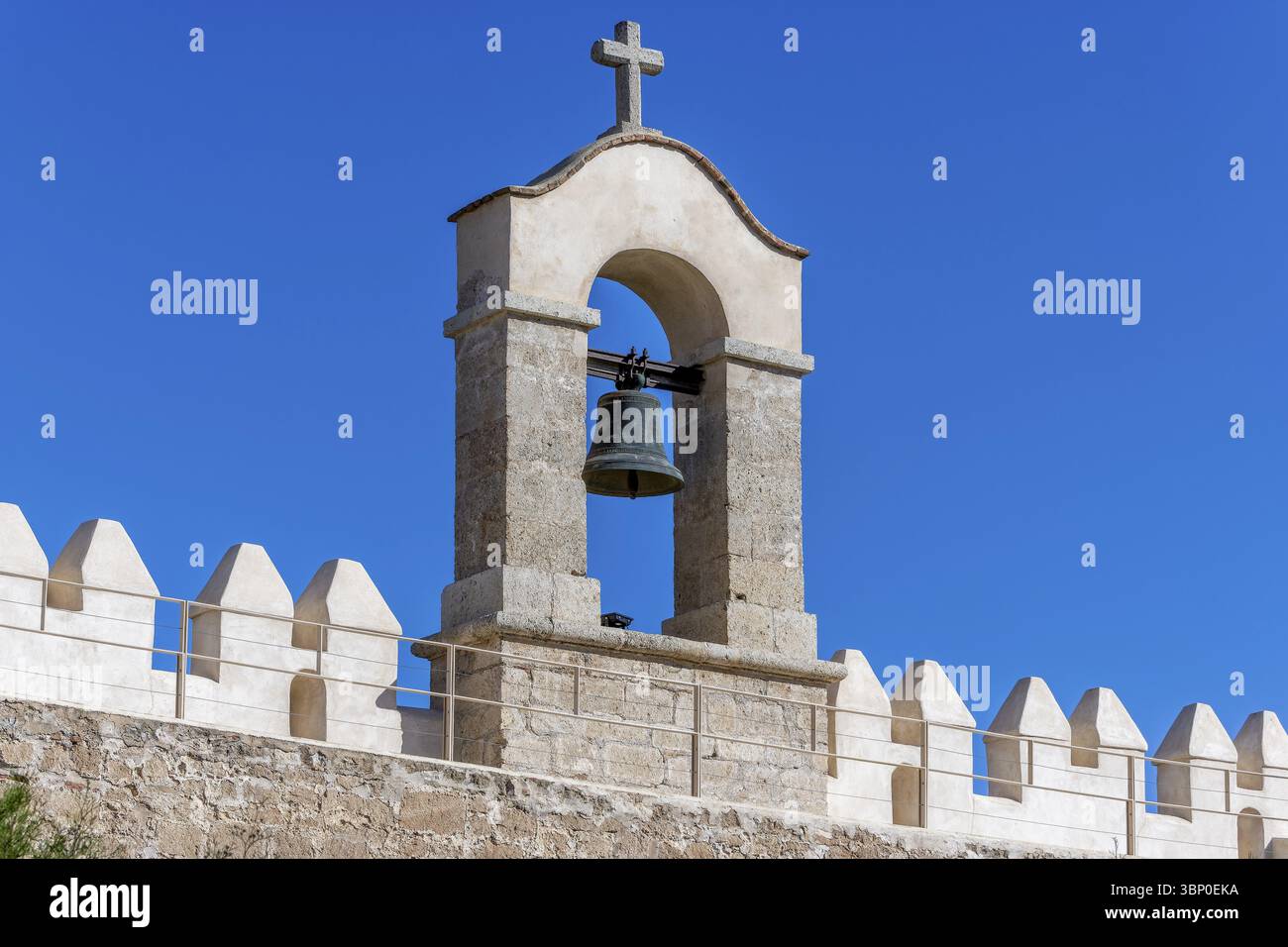 Palais maure muré en pierre Primer Recinto de la Alcazaba de Almeria du 10ème siècle et Vand avec des cloches et des croix avec le ciel bleu dans le backgr Banque D'Images Palais maure muré en pierre Primer Recinto de la Alcazaba de Almeria du 10ème siècle et Vand avec des cloches et des croix avec le ciel bleu dans le backgr Banque D'Images