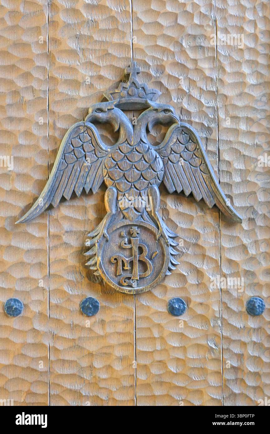 Grèce, Kalambaka, 1er mai 2025. Aigle à double tête sur la porte d'entrée du monastère de Varlaam. Météores Banque D'Images