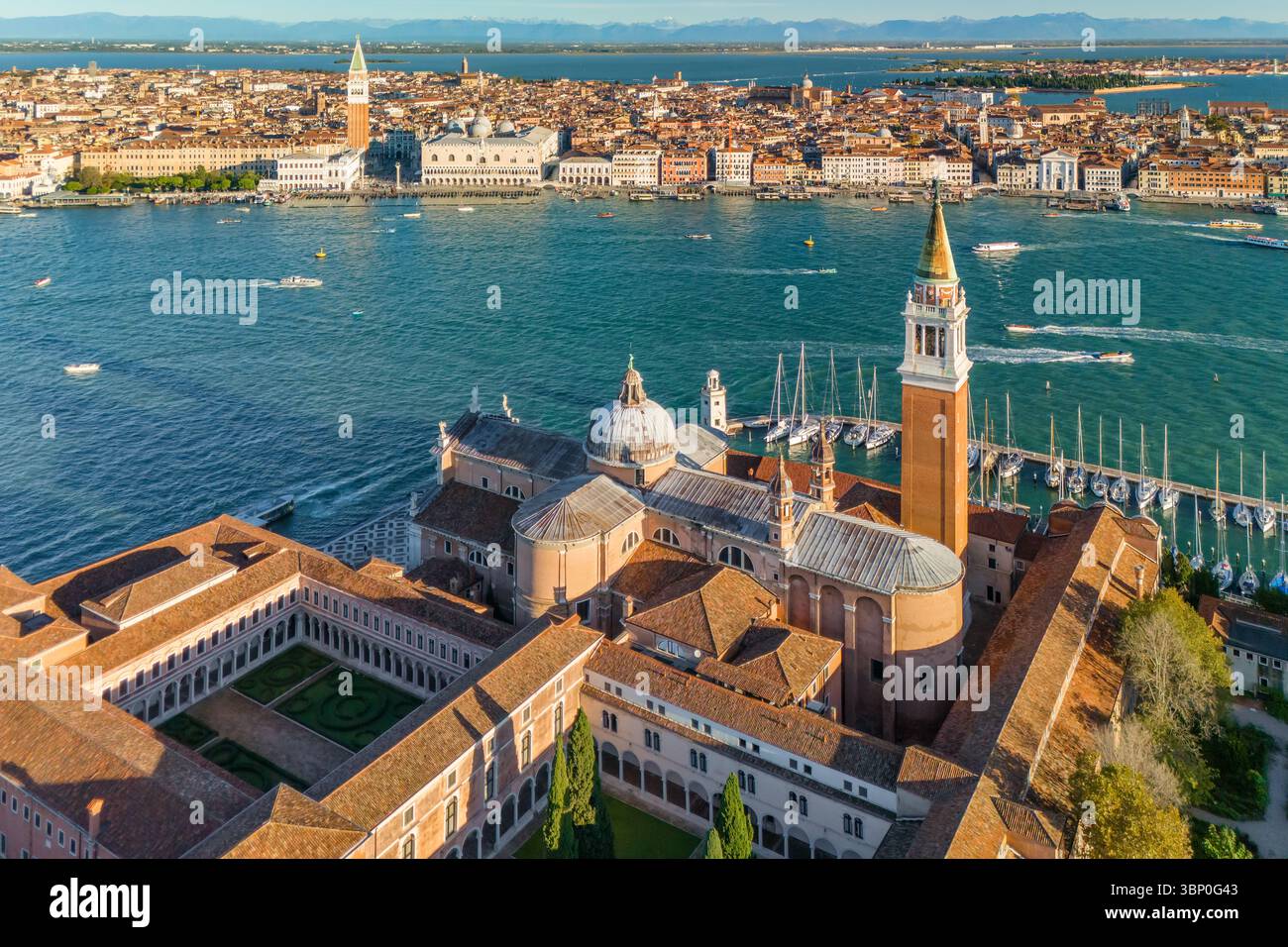 Vue aérienne de l'île San Giorgio Maggiore et du Grand canal à Venise au lever du soleil Banque D'Images