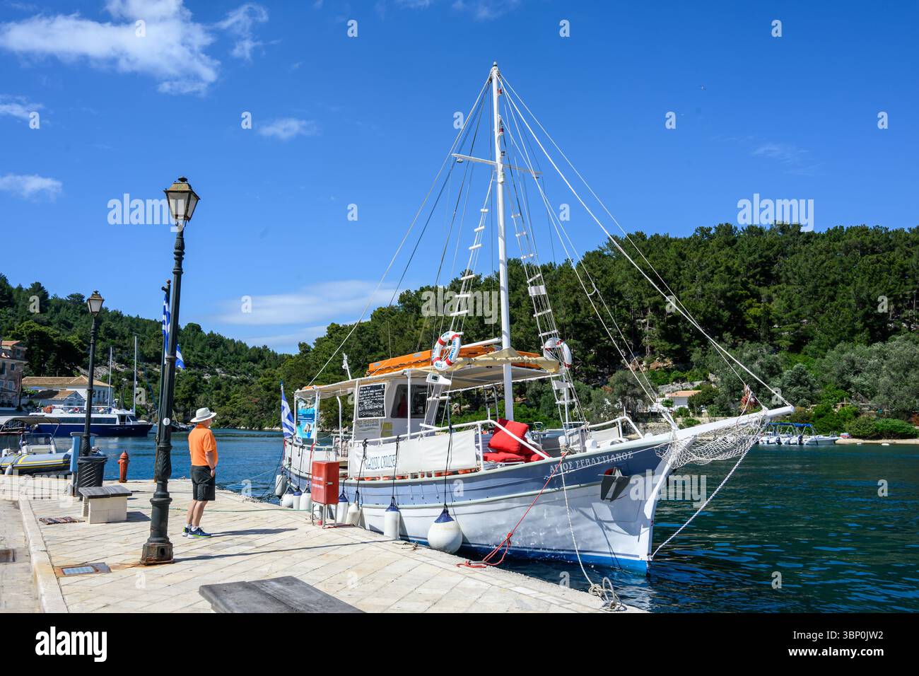 12-19/05/2025 Gaios, Paxos, Grèce. Touriste regardant la liste de prix pour des excursions d'une journée autour de Paxos sur un bateau de style ols. Photo © Simon Grosset Banque D'Images