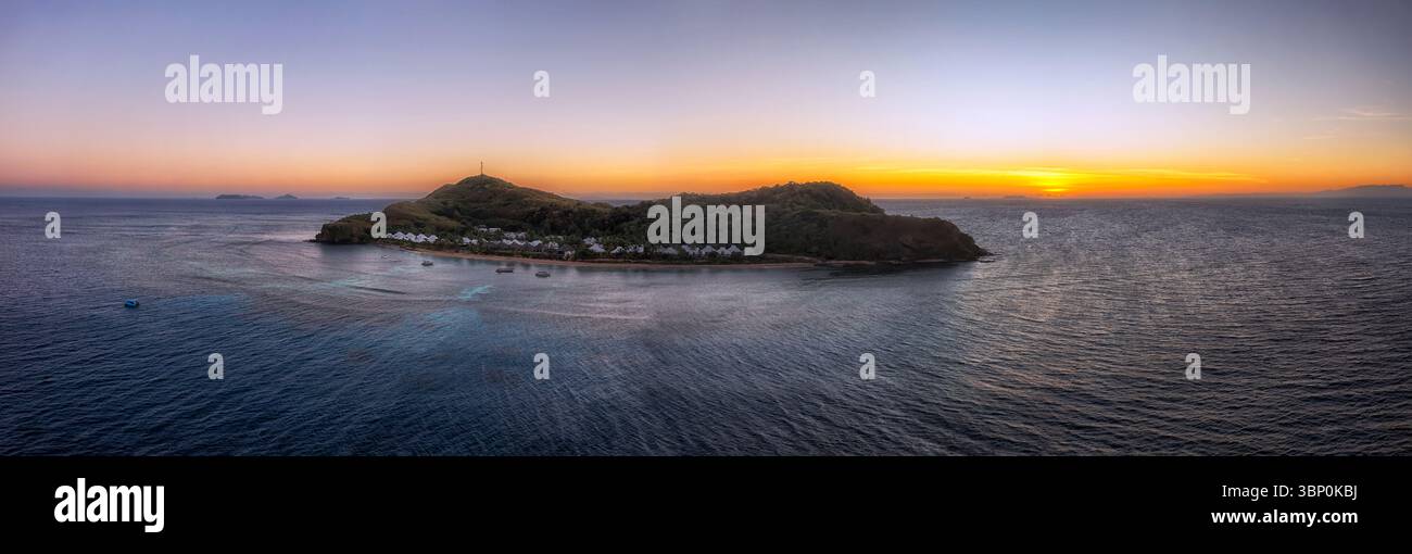 Panorama aérien de paysage marin sombre au lever du soleil de l'île tropicale Pacifique Tokoriki aux Fidji. Banque D'Images
