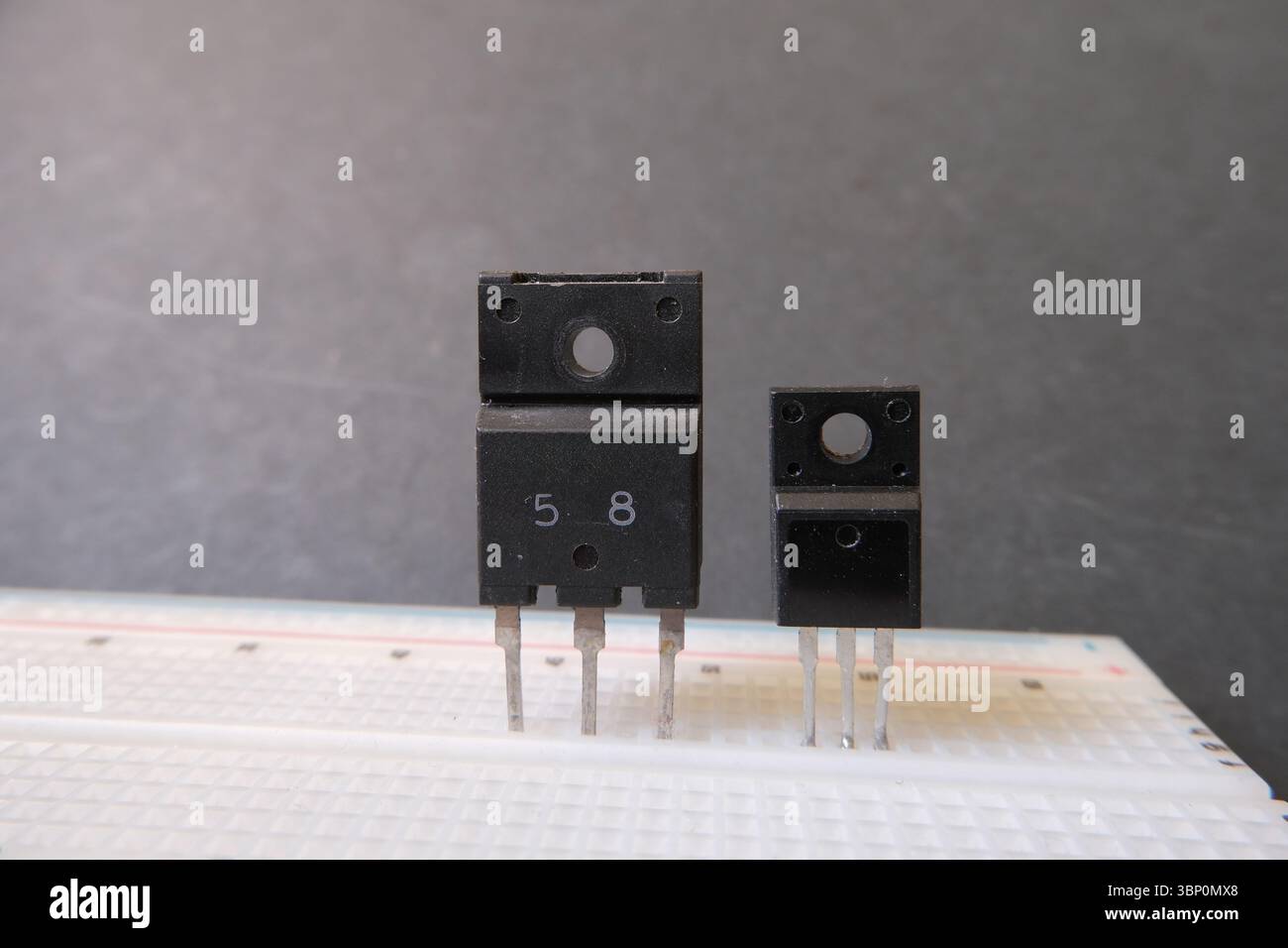 Transistors de puissance de tailles différentes. Deux transistors. Banque D'Images