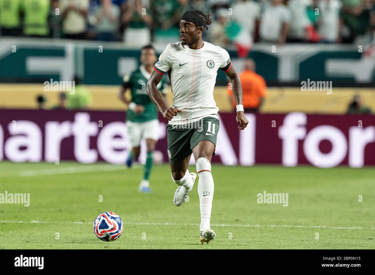 Philadelphie, Pennsylvanie, États-Unis. 4 juillet 2025. Noni Madueke (11 ans) du Chelsea FC contrôle le ballon lors de la Coupe du monde des clubs FIFA 2025 : match de quart de finale du Chelsea FC vs Palmeiras au Lincoln Financial Field à Philadelphie, Pennsylvanie, le 4 juillet 2025. Chelsea a gagné 2 à 1 et progresse pour jouer en demi-finale. (Crédit image : © Lev Radin/Pacific Press via ZUMA Press Wire) USAGE ÉDITORIAL SEULEMENT ! Non destiné à UN USAGE commercial ! Crédit : ZUMA Press, Inc/Alamy Live News Banque D'Images
