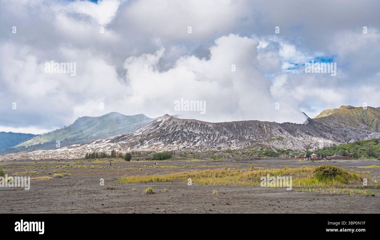 Panorama paysager panoramique du volcan actif du mont bromo à l'intérieur de la caldeira de Tengger, parc national bromo Tengger Semeru, Java oriental, Indonésie Banque D'Images