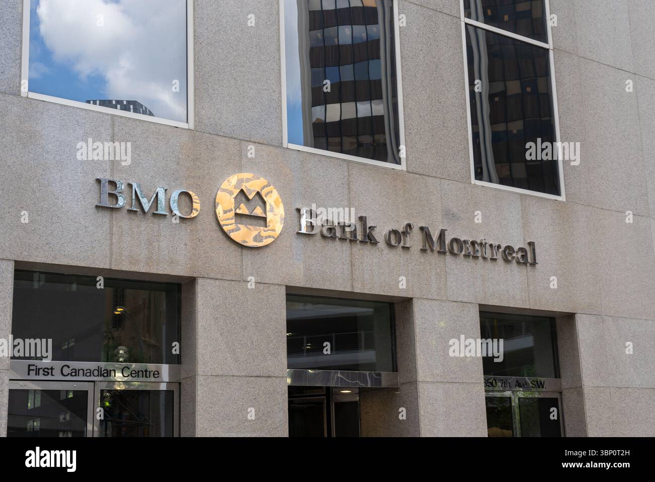 Gros plan du logo et de l'affiche de la Banque de Montréal (BMO) sur l'immeuble. Calgary, Alberta, Canada. Banque D'Images
