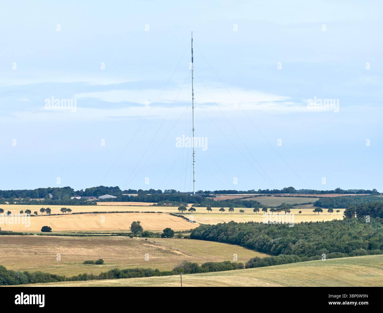 Le mât de transmission Belmont est une imposante structure de télécommunications située au milieu du paysage pittoresque des Lincolnshire Wolds. Banque D'Images