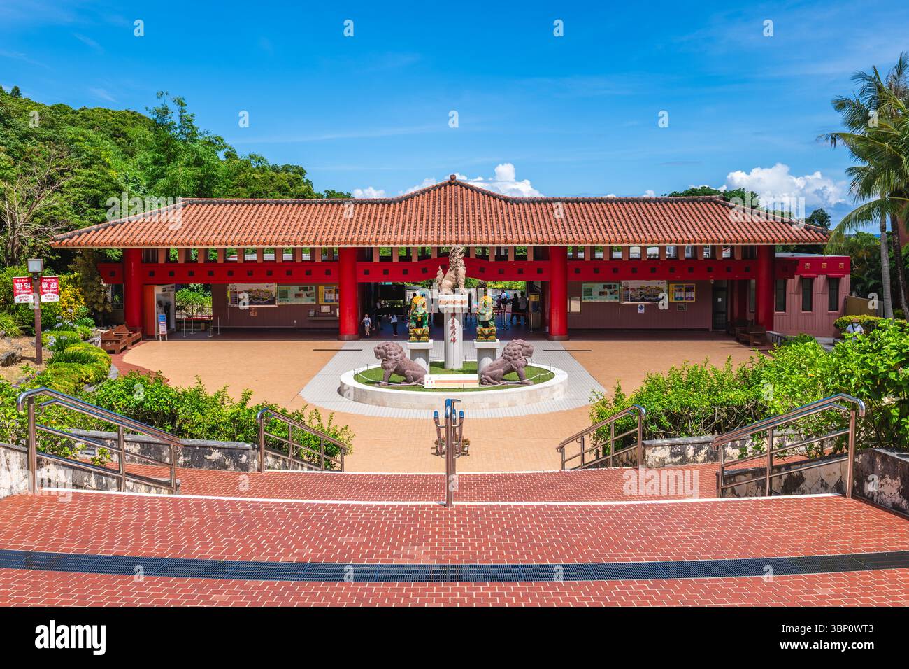 27 juin 2025 : Okinawa World, un parc à thème de la culture et de l'histoire Ryukyuan situé à Nanjo, Okinawa, Japon et à l'origine appelé Gyokusendo Park avec un Banque D'Images