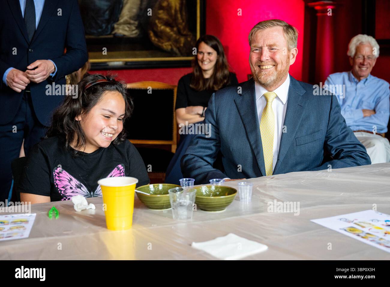 Amsterdam, pays-Bas, 2025-07-05 12 :03 :28 AMSTERDAM, 05-07-2025, le roi Willem Alexander assiste à l'événement scientifique 'Toekomstmakers'. A l’occasion du vingtième anniversaire de de de Jonge Akademie, les enfants peuvent participer à des expériences scientifiques, essayer des tests et participer à différents ateliers dans le Trippenhuis.PHOTO : NLBeeld/Patrick van EMST crédit : NL Beeld / Patrick van EMST Banque D'Images