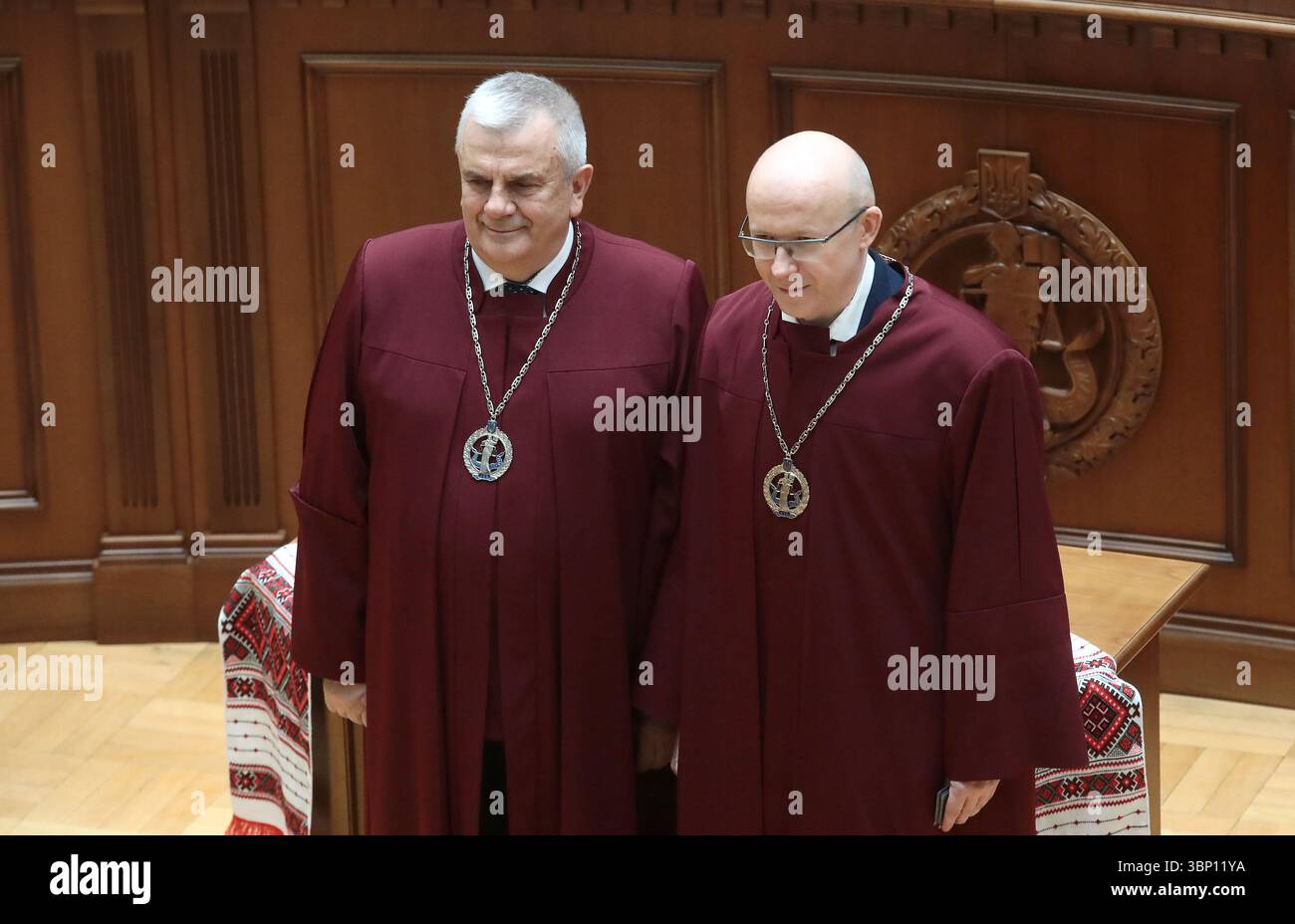 Président par intérim de la Cour constitutionnelle ukrainienne Oleksandr Petryshyn (l) et le nouveau juge de la Cour constitutionnelle Oleksandr Vodianniko Banque D'Images