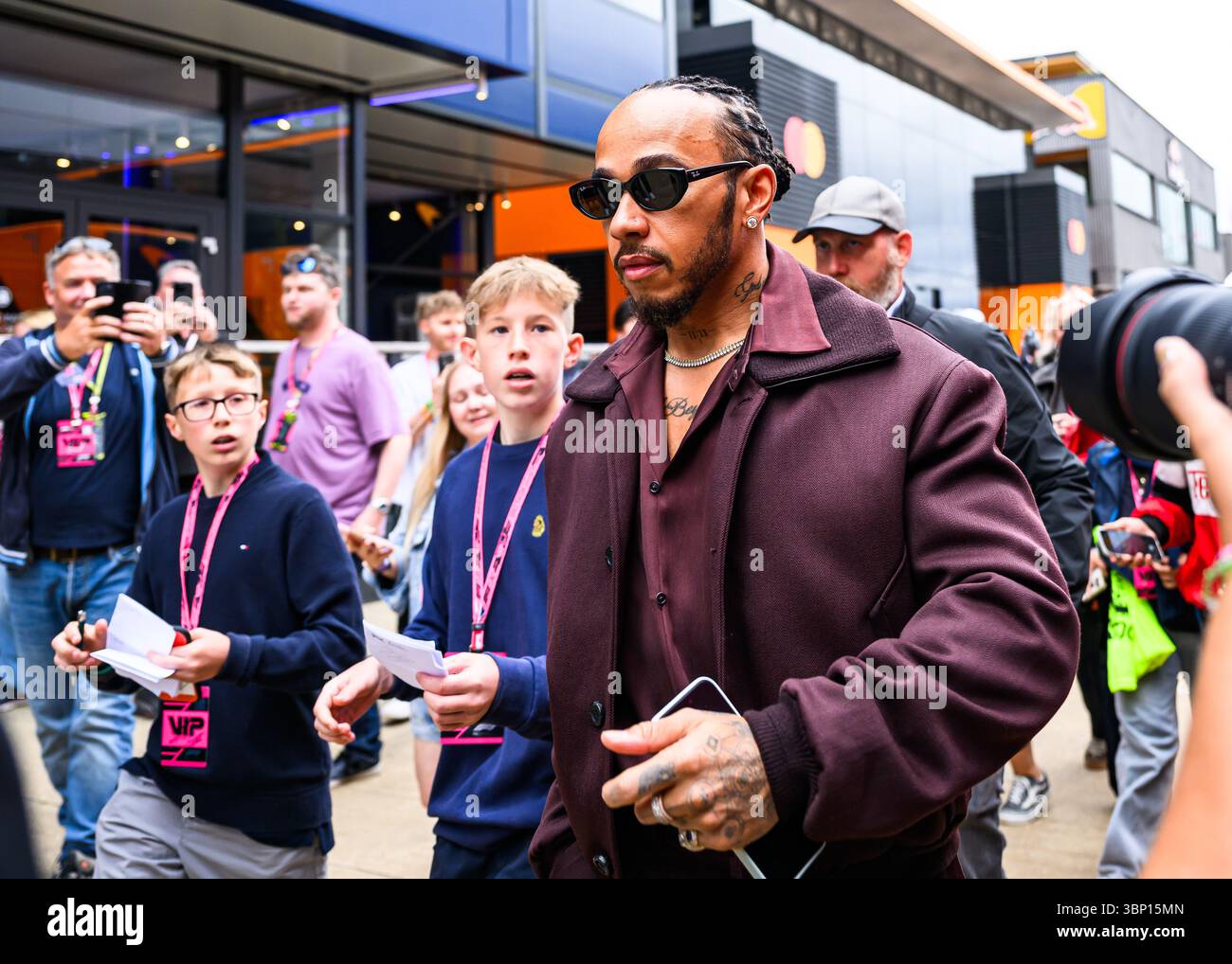 TOWCESTER, ROYAUME-UNI. 05 juillet : Lewis Hamilton de la Scuderia Ferrari marche sur le paddock lors du Qatar Airways British Grand Prix 2025 sur le circuit de Silverstone le samedi 05 juillet 2025 à TOWCESTER, EN ANGLETERRE. Crédit : Taka G Wu/Alamy Live News Banque D'Images