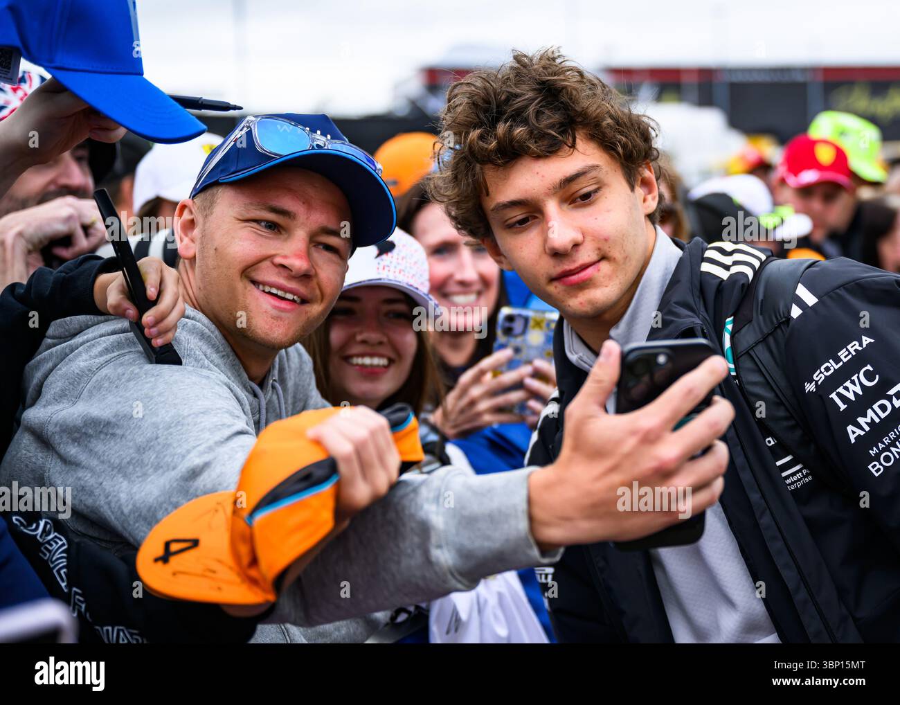 TOWCESTER, ROYAUME-UNI. 05 juillet : Oliver Bearman de l'écurie Haas F1 Team a été accueilli par les fans lors du Qatar Airways British Grand Prix 2025 sur le circuit de Silverstone le samedi 5 juillet 2025 à TOWCESTER, EN ANGLETERRE. Crédit : Taka G Wu/Alamy Live News Banque D'Images